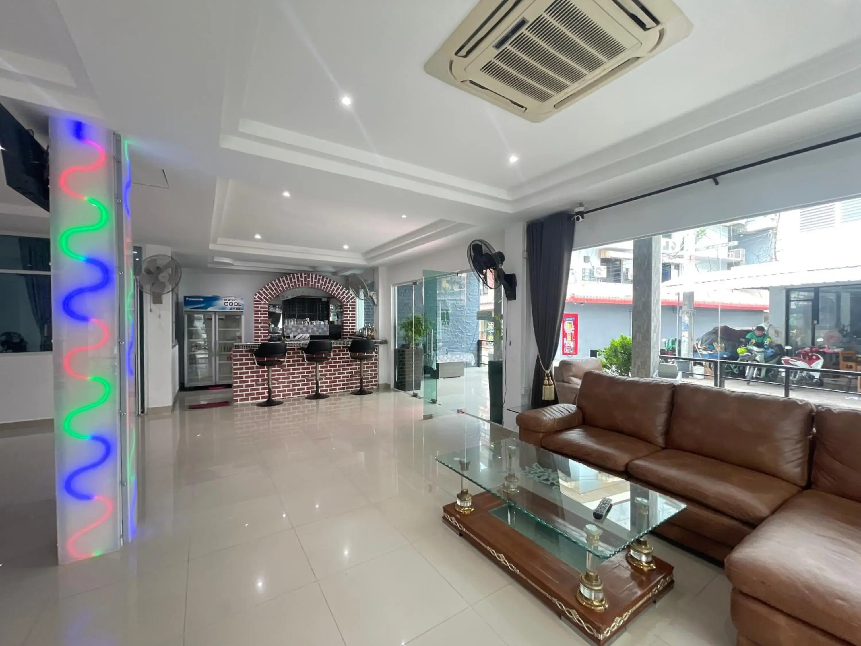 Restaurant/places to eat in W-9 Hotel Restaurant/places to eat in W-9 Hotel