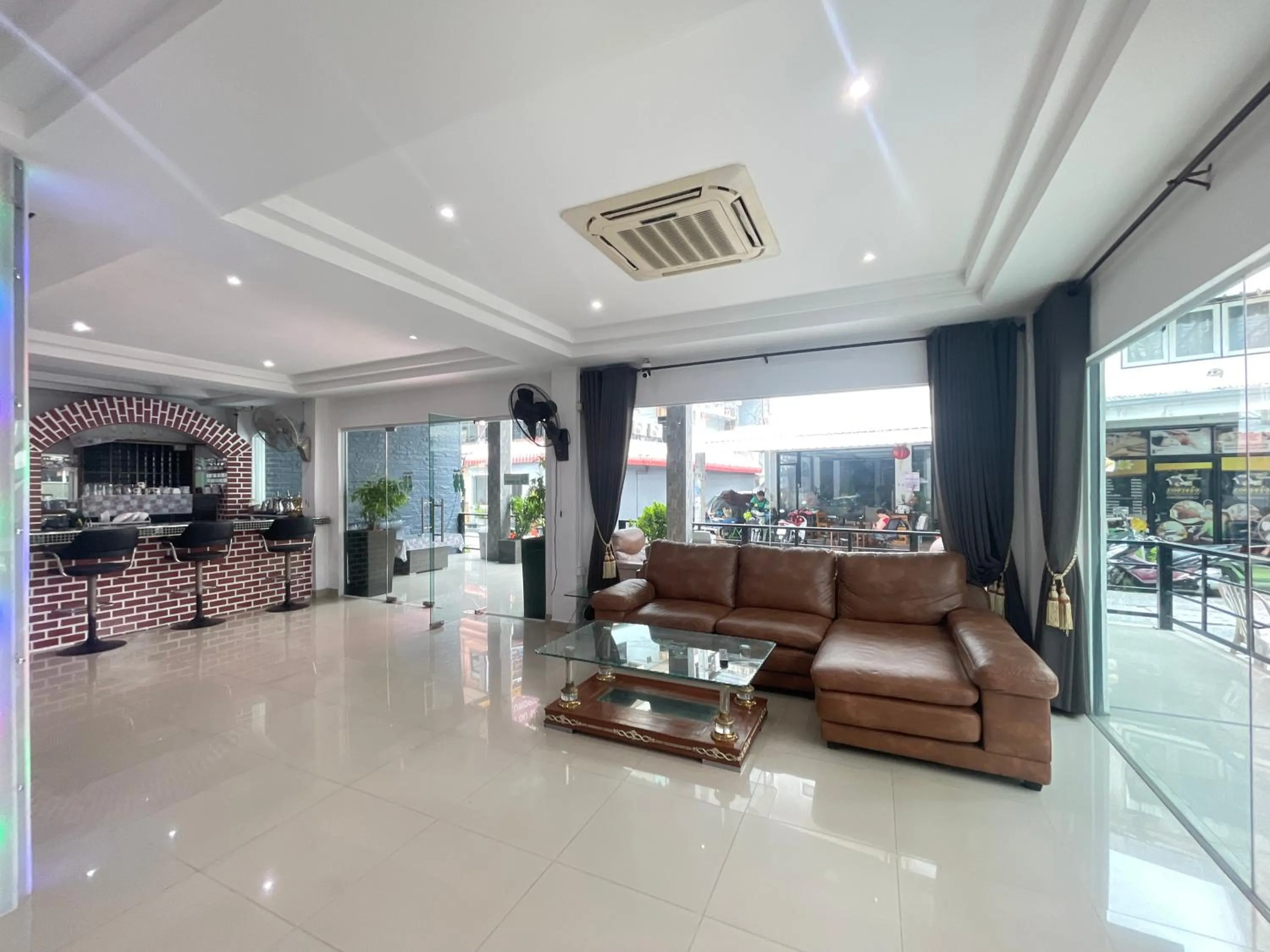 Restaurant/places to eat in W-9 Hotel