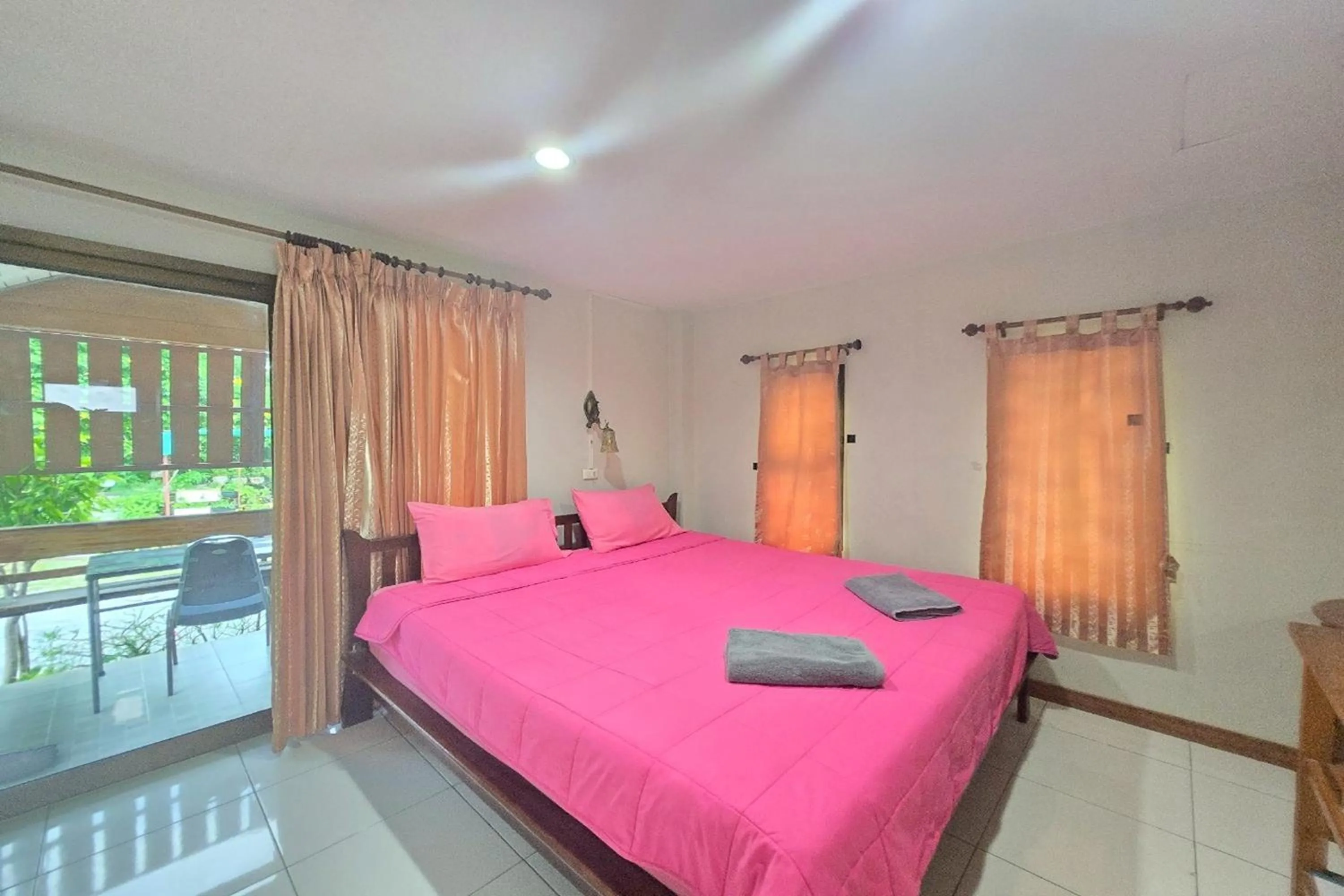 Bed in Phaiboon Hotel & Resort