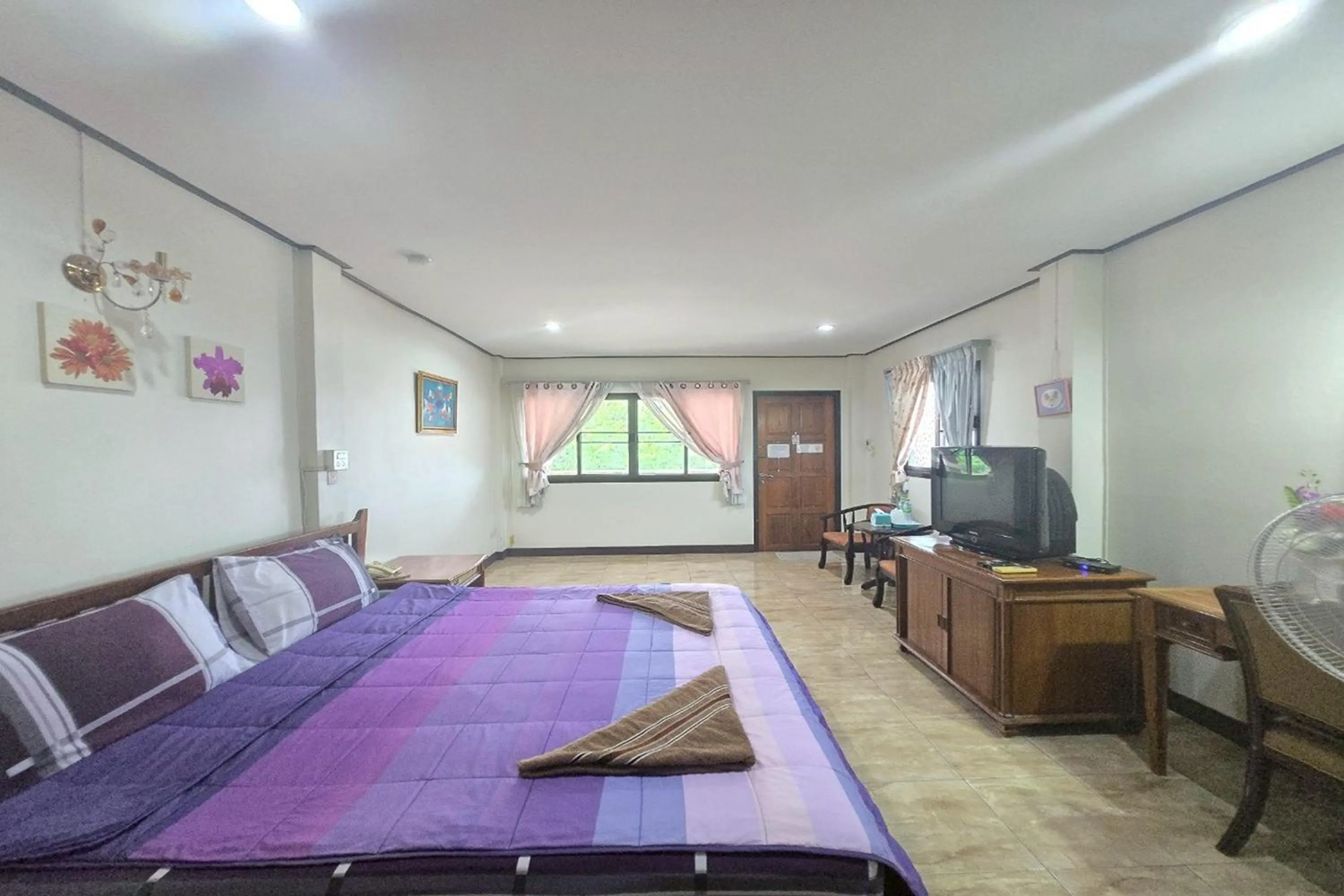 Bed in Phaiboon Hotel & Resort