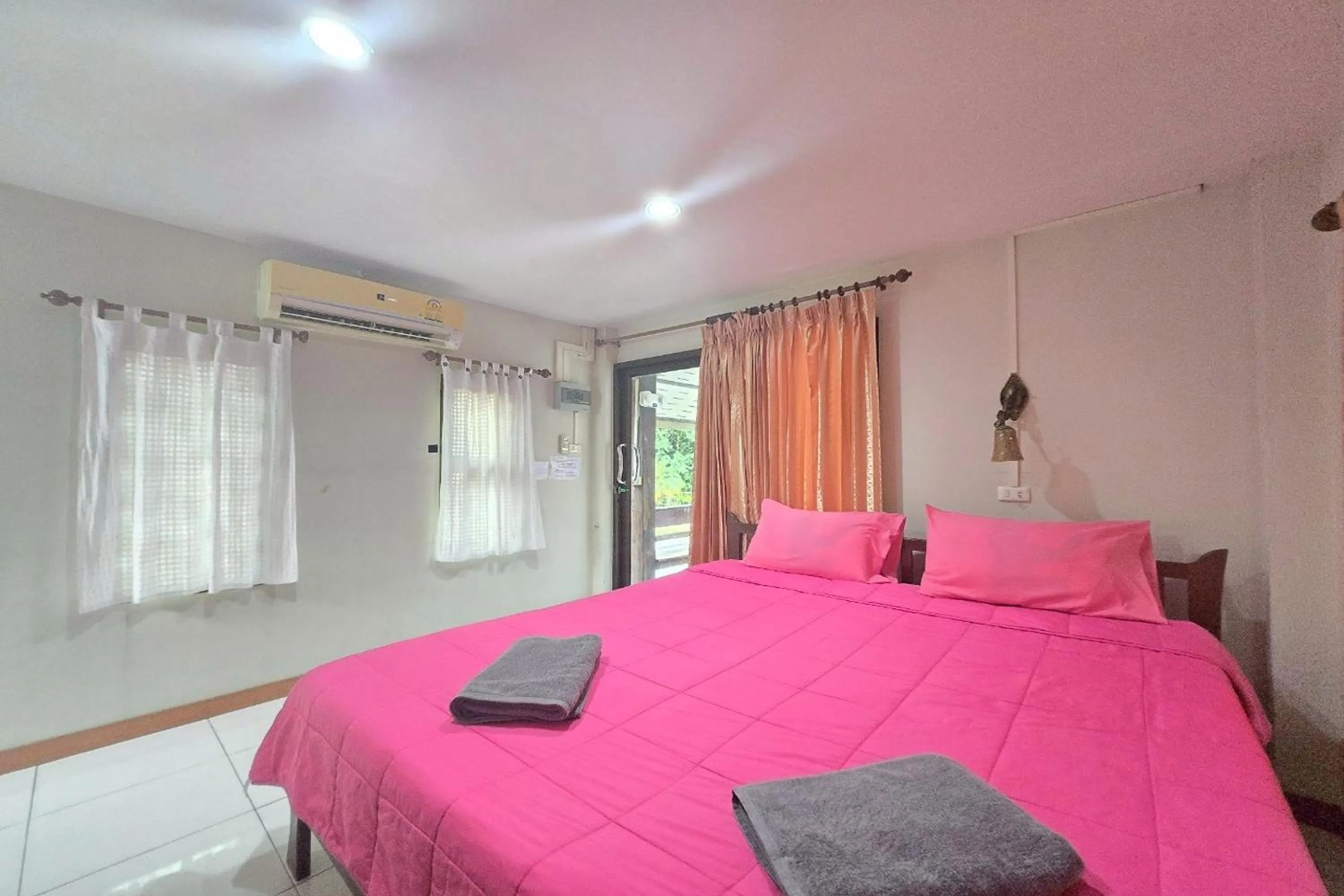 Bed in Phaiboon Hotel & Resort