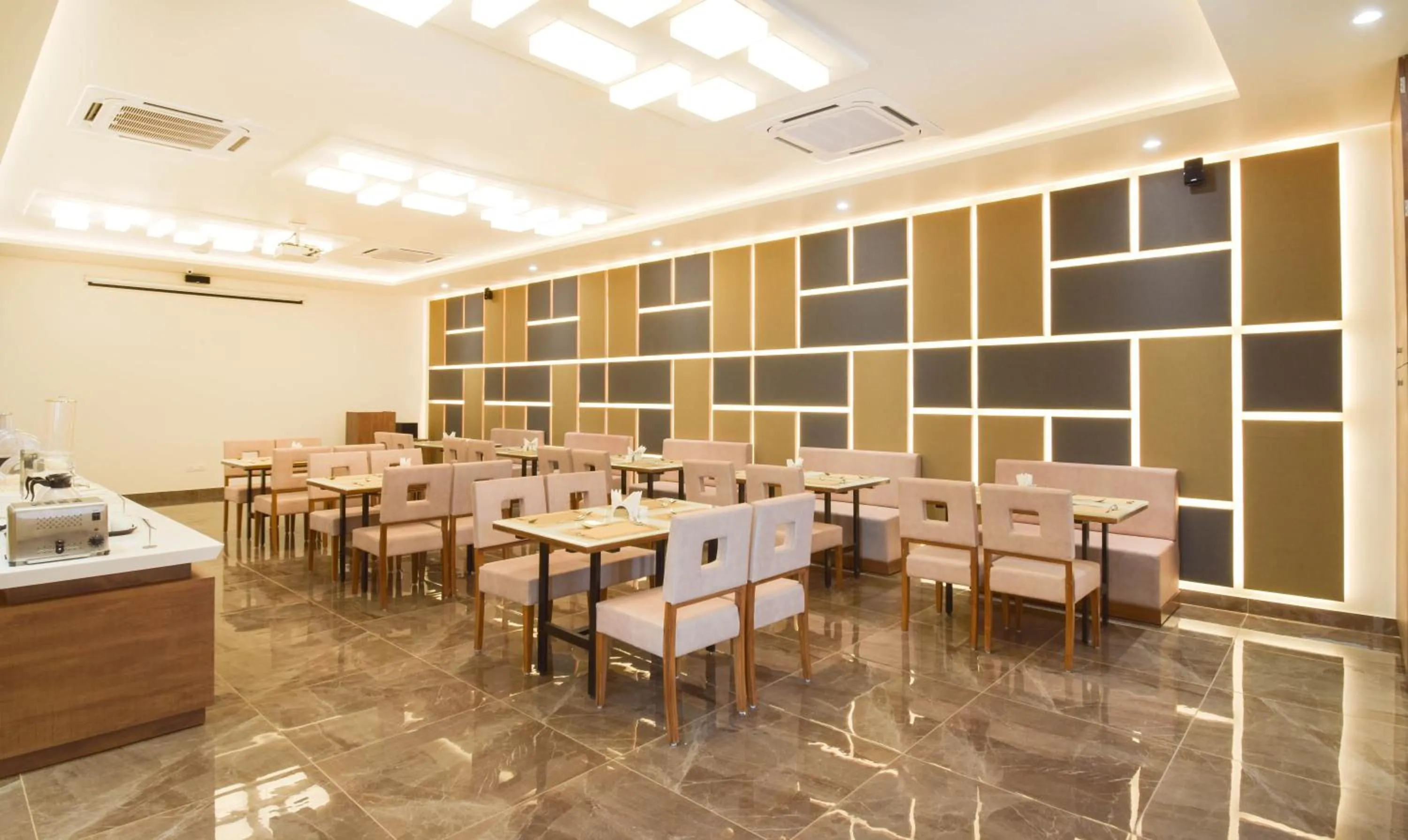 Restaurant/places to eat in Treebo Paradise