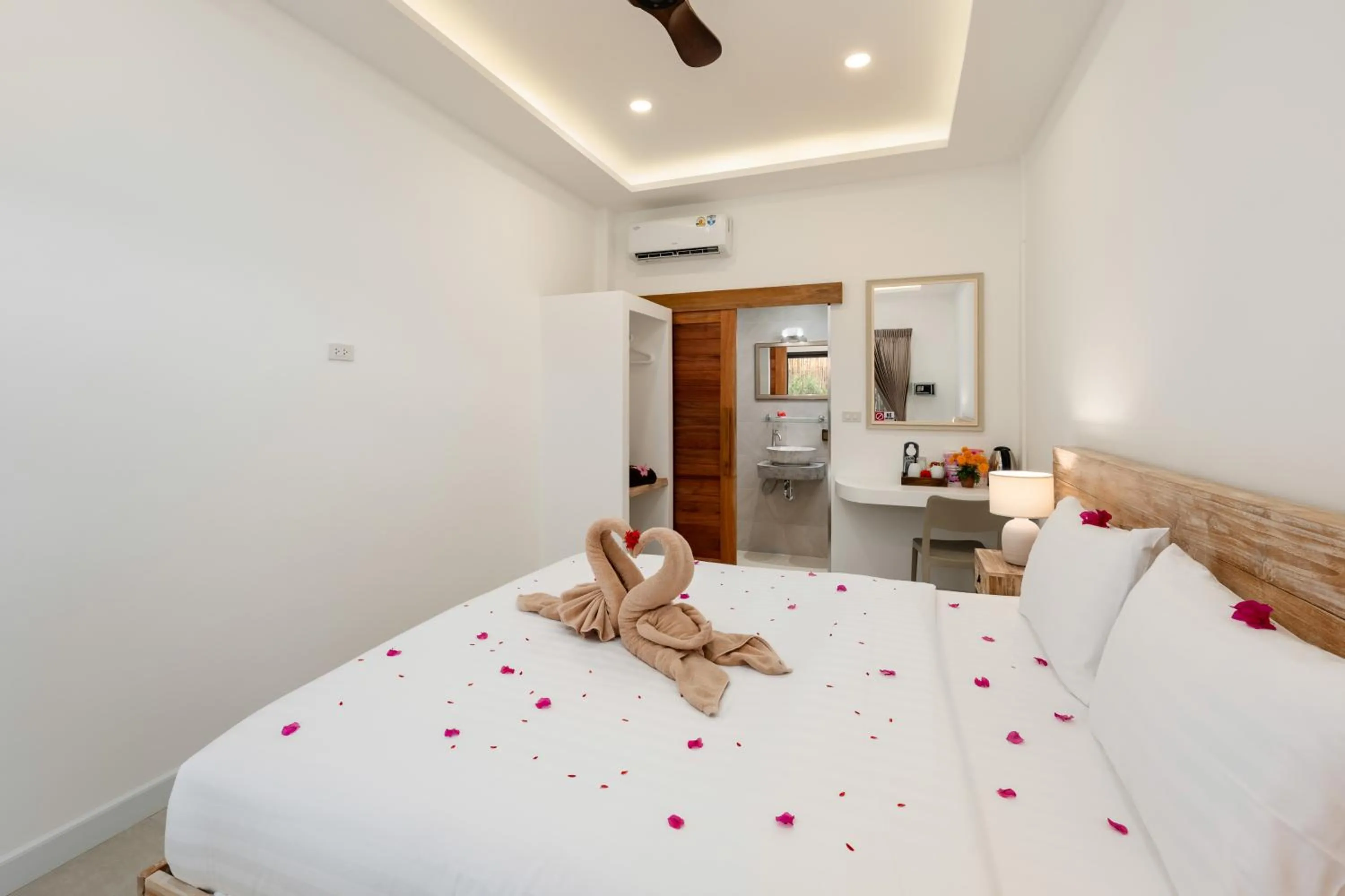 Bathroom, Bed in Eden Extend Fisherman's village