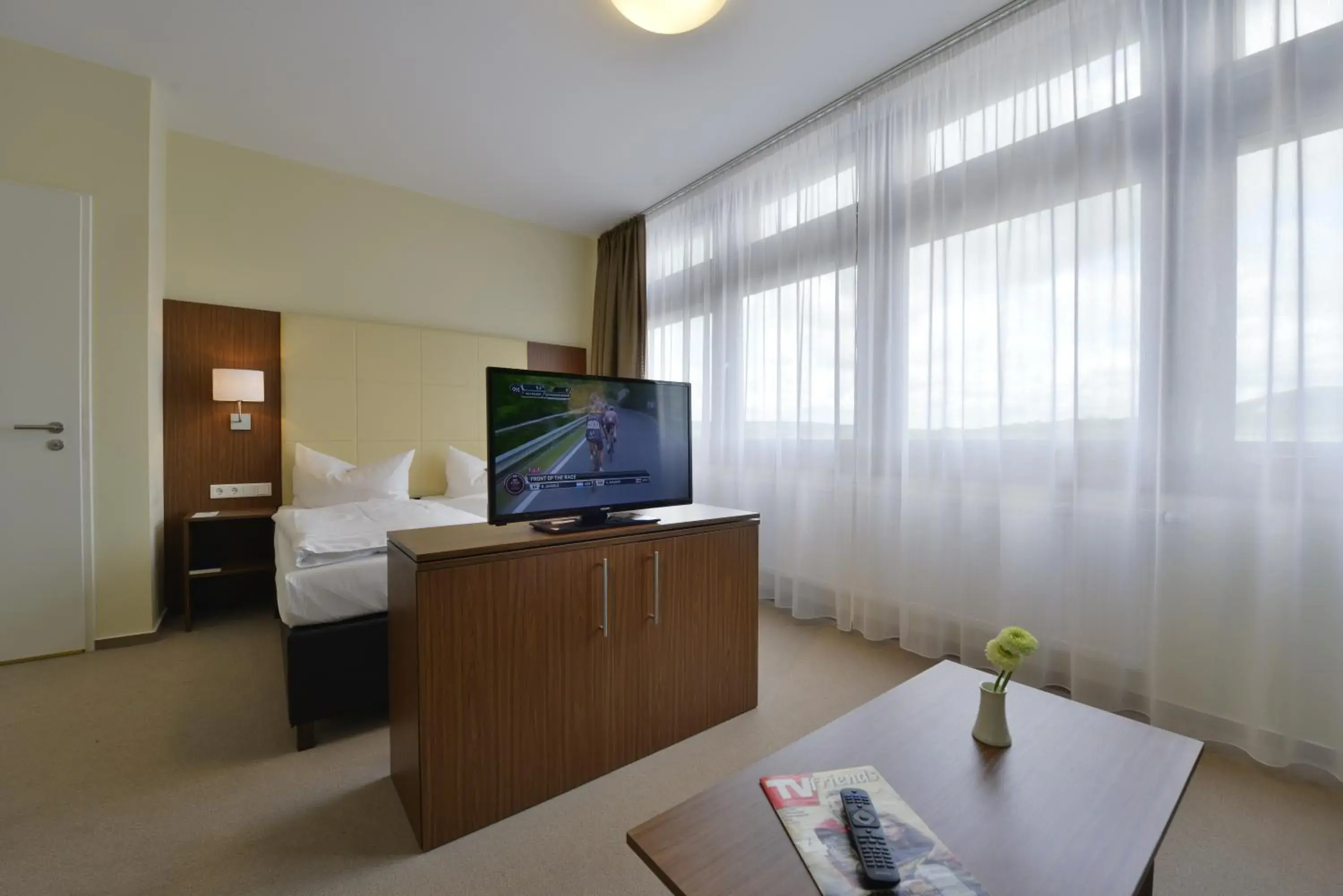 TV and multimedia, Bed in INVITE Hotel Fulda City Hauptbahnhof TV and multimedia, Bed in INVITE Hotel Fulda City Hauptbahnhof