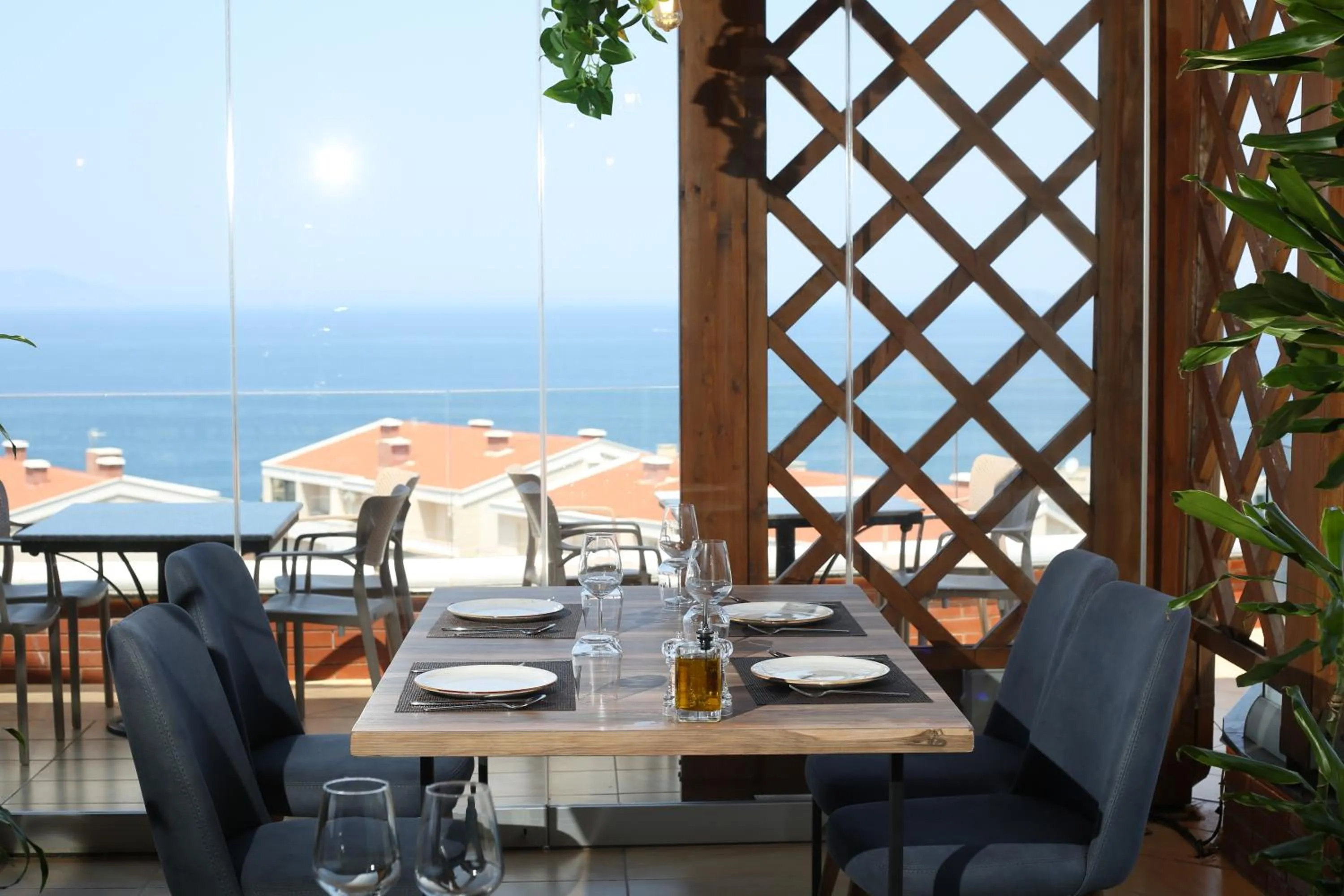 Restaurant/places to eat in Aliko Hotel