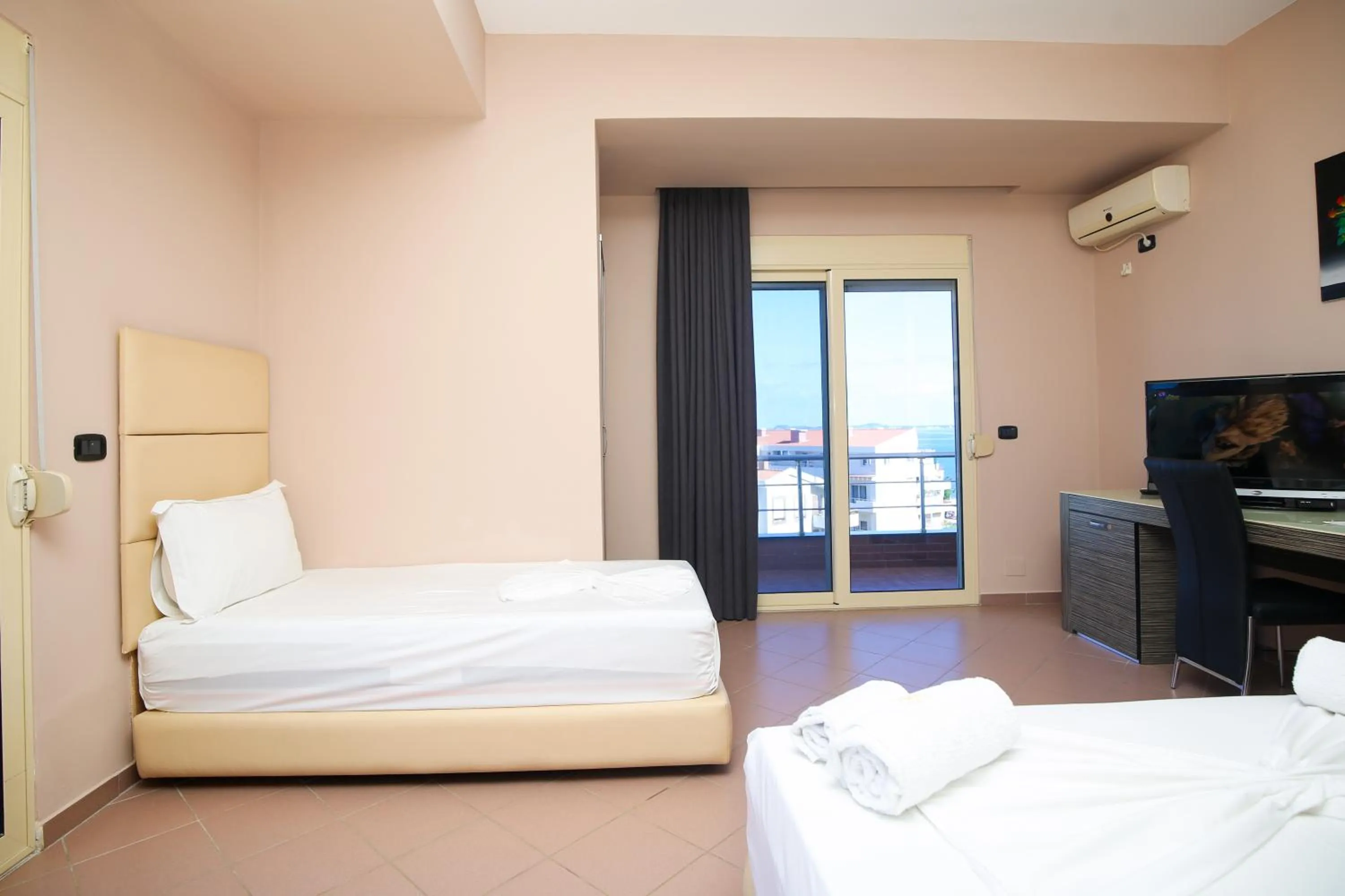 Communal lounge/ TV room in Aliko Hotel