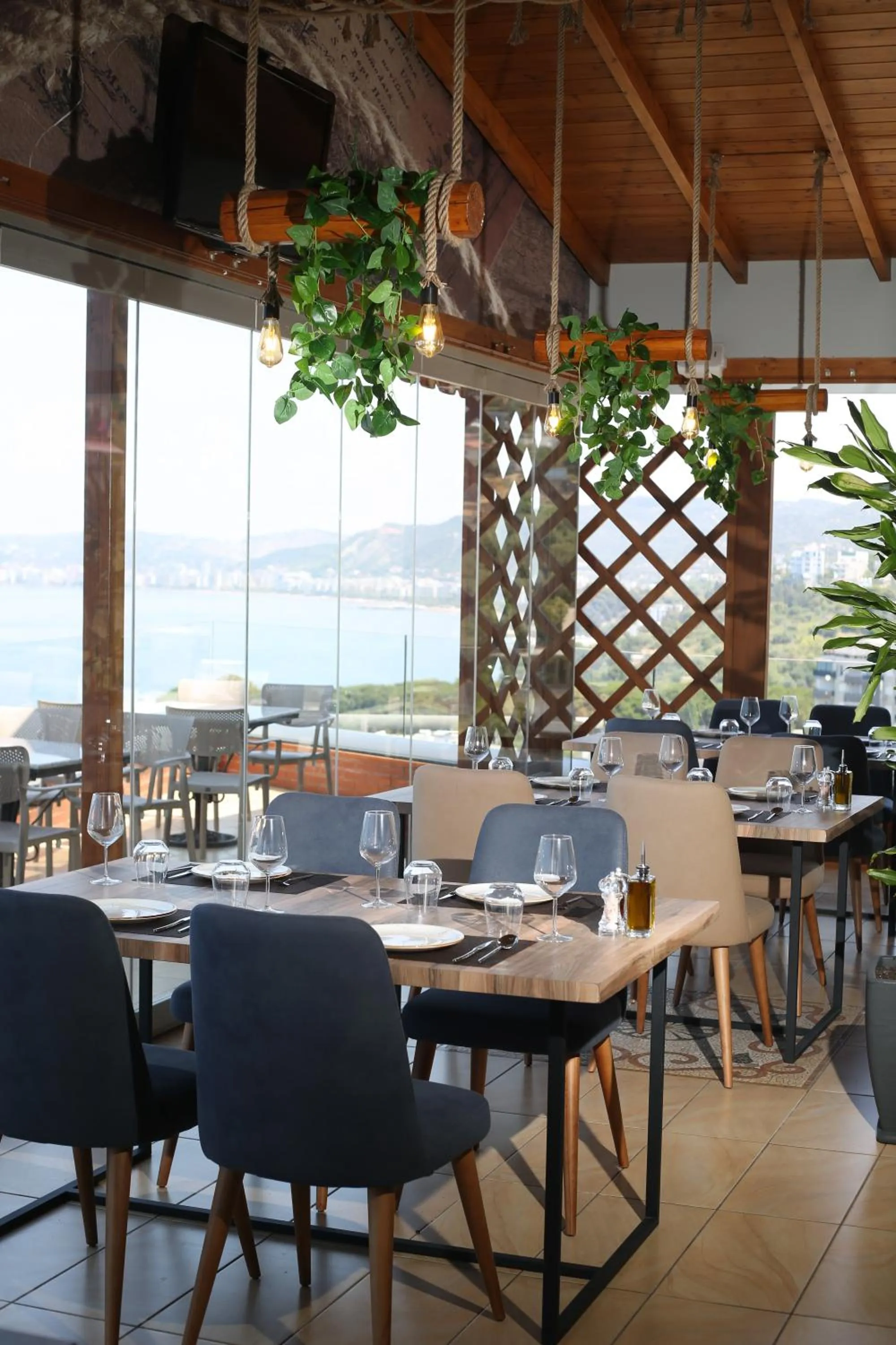 Restaurant/places to eat in Aliko Hotel