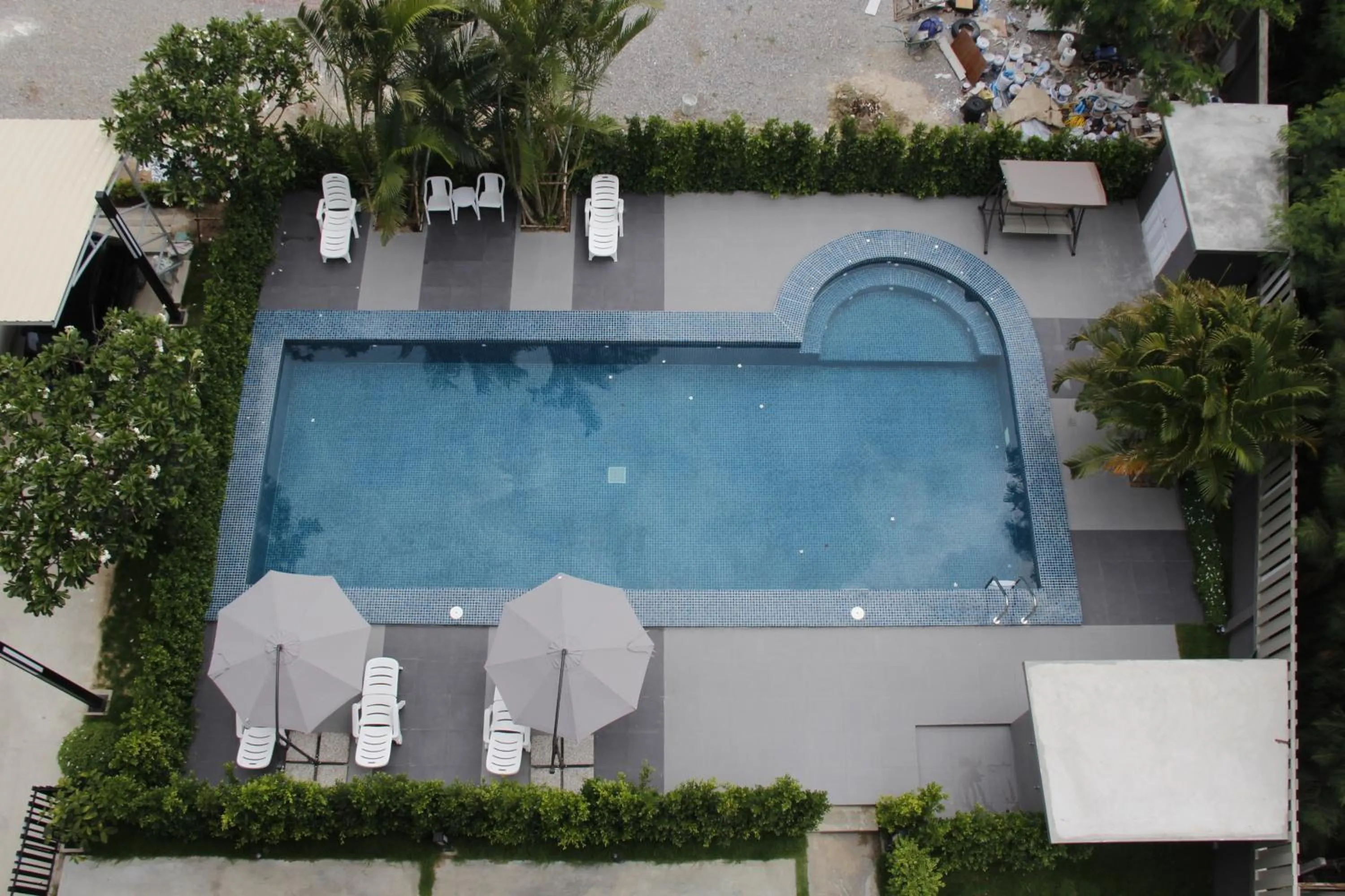 Swimming pool in The Precious