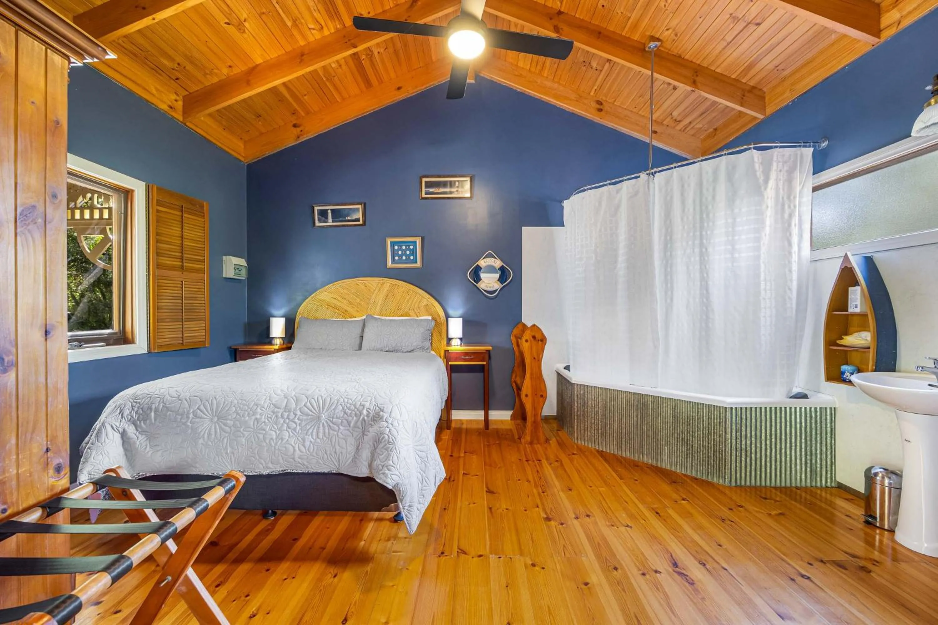 Bathroom, Bed in Ballarat Cottages