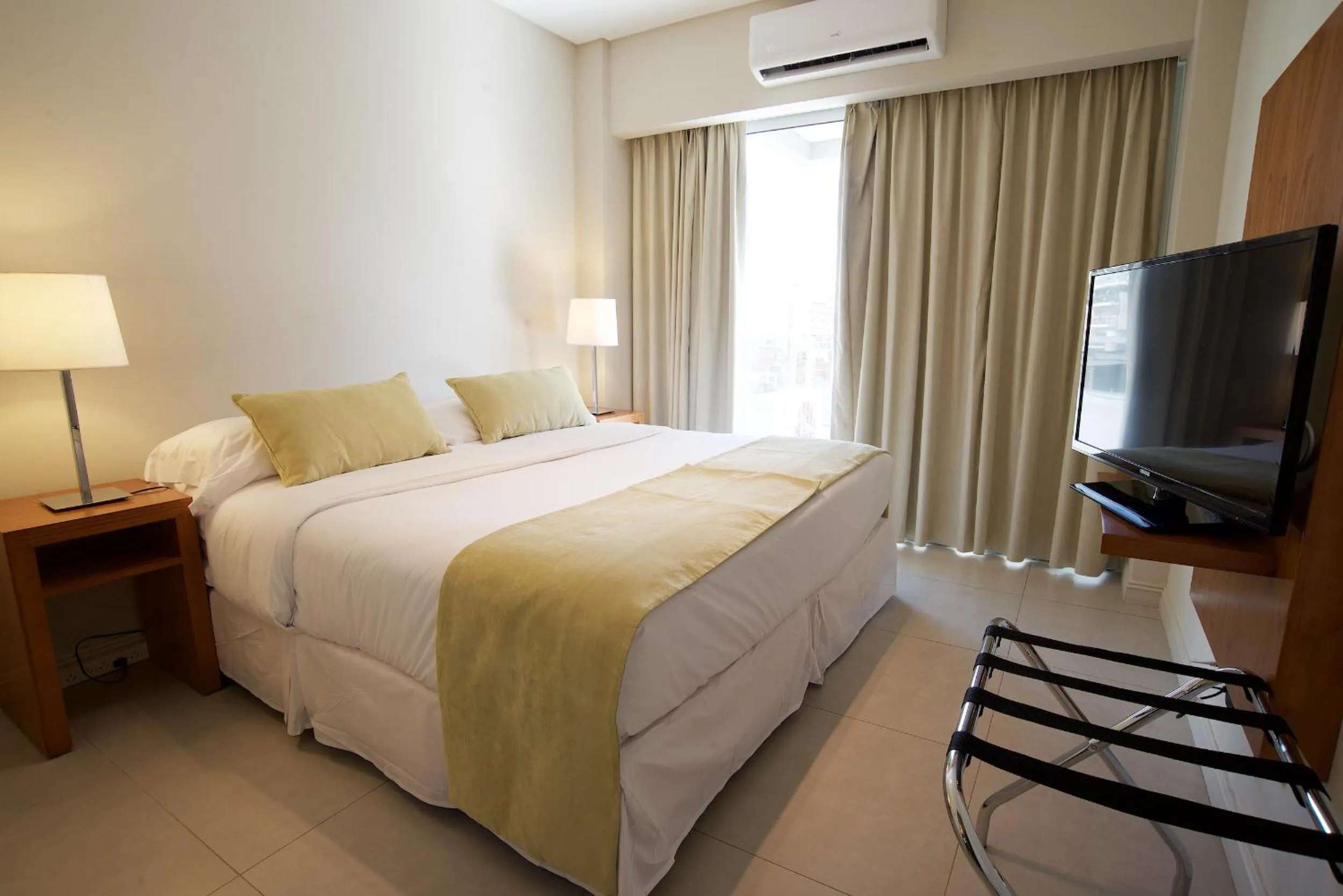 Photo of the whole room, Bed in Byblos Palermo Soho