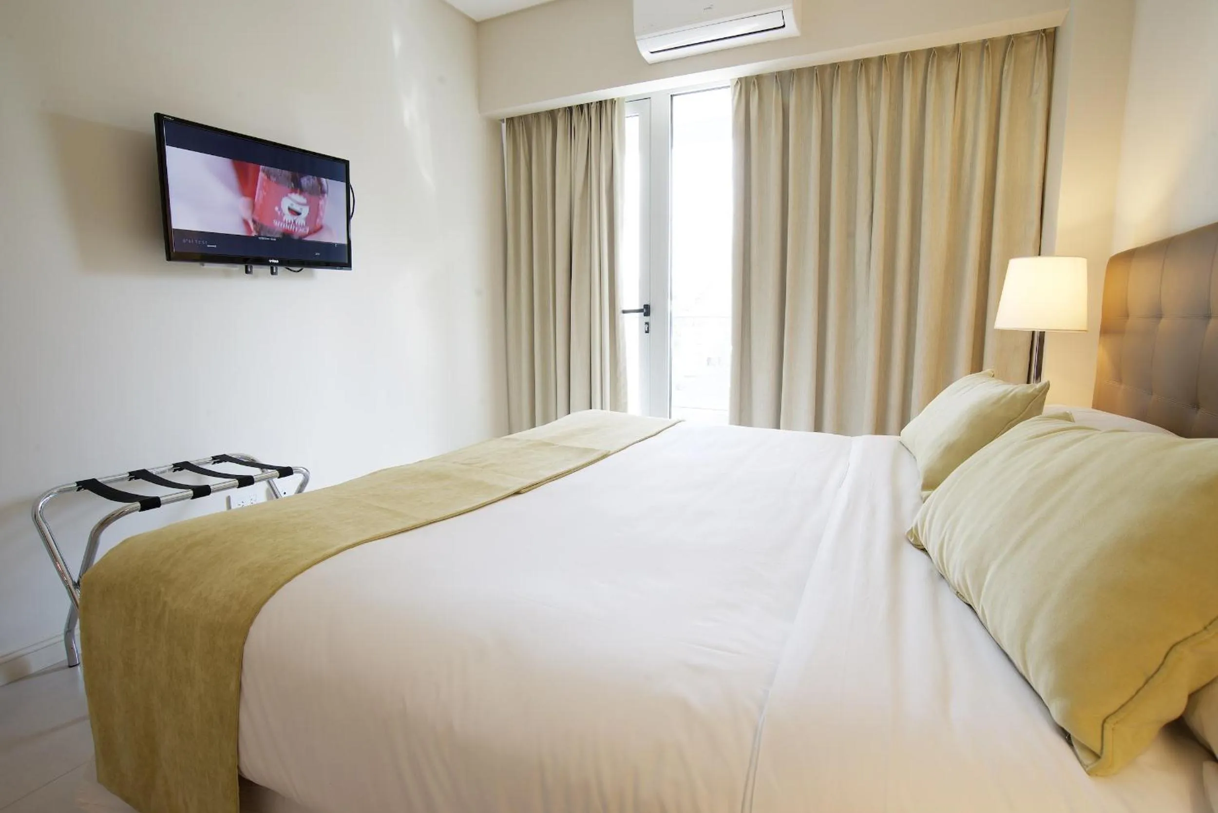 Photo of the whole room, Bed in Byblos Palermo Soho