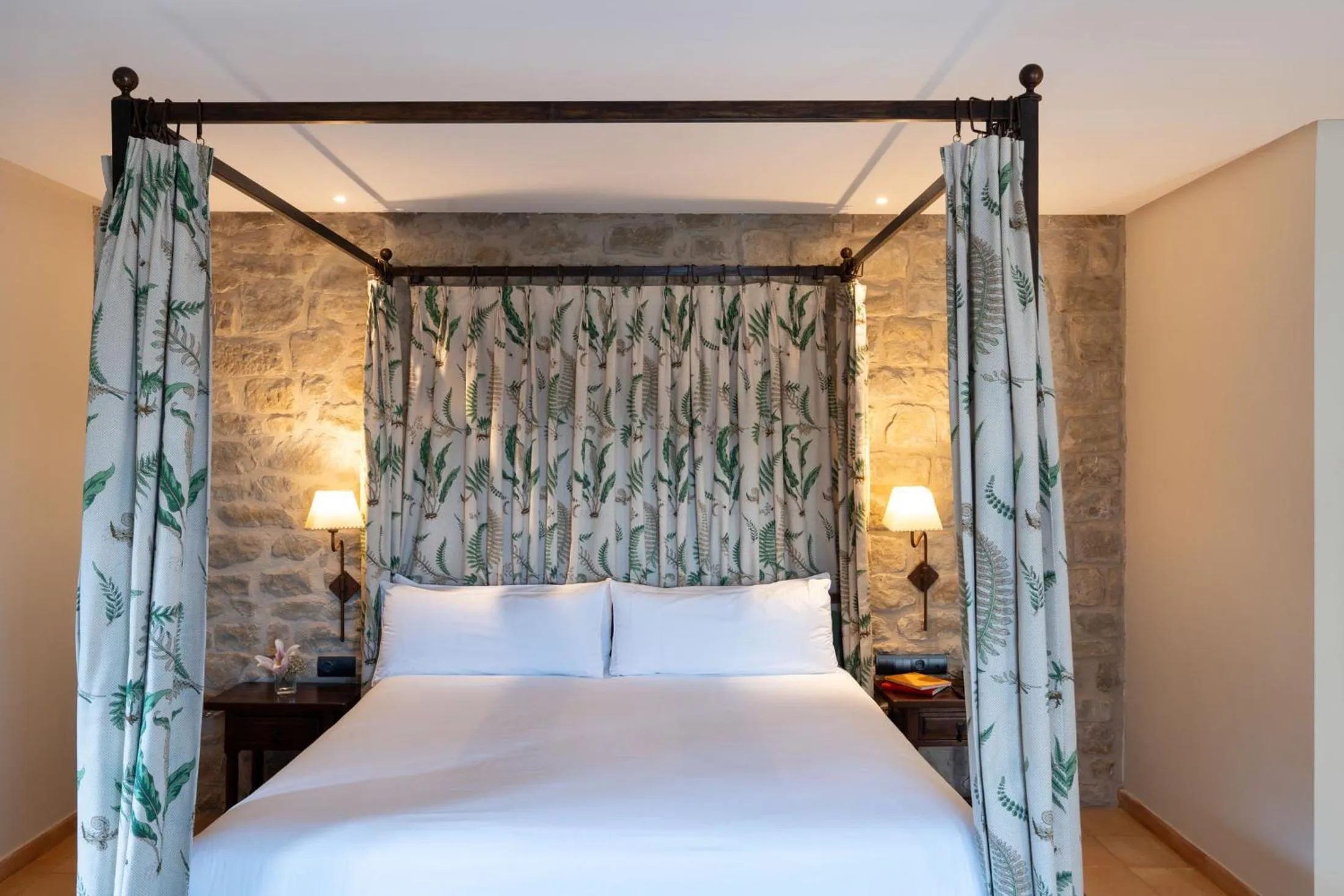 Bed in Parador de Sos del Rey Católico