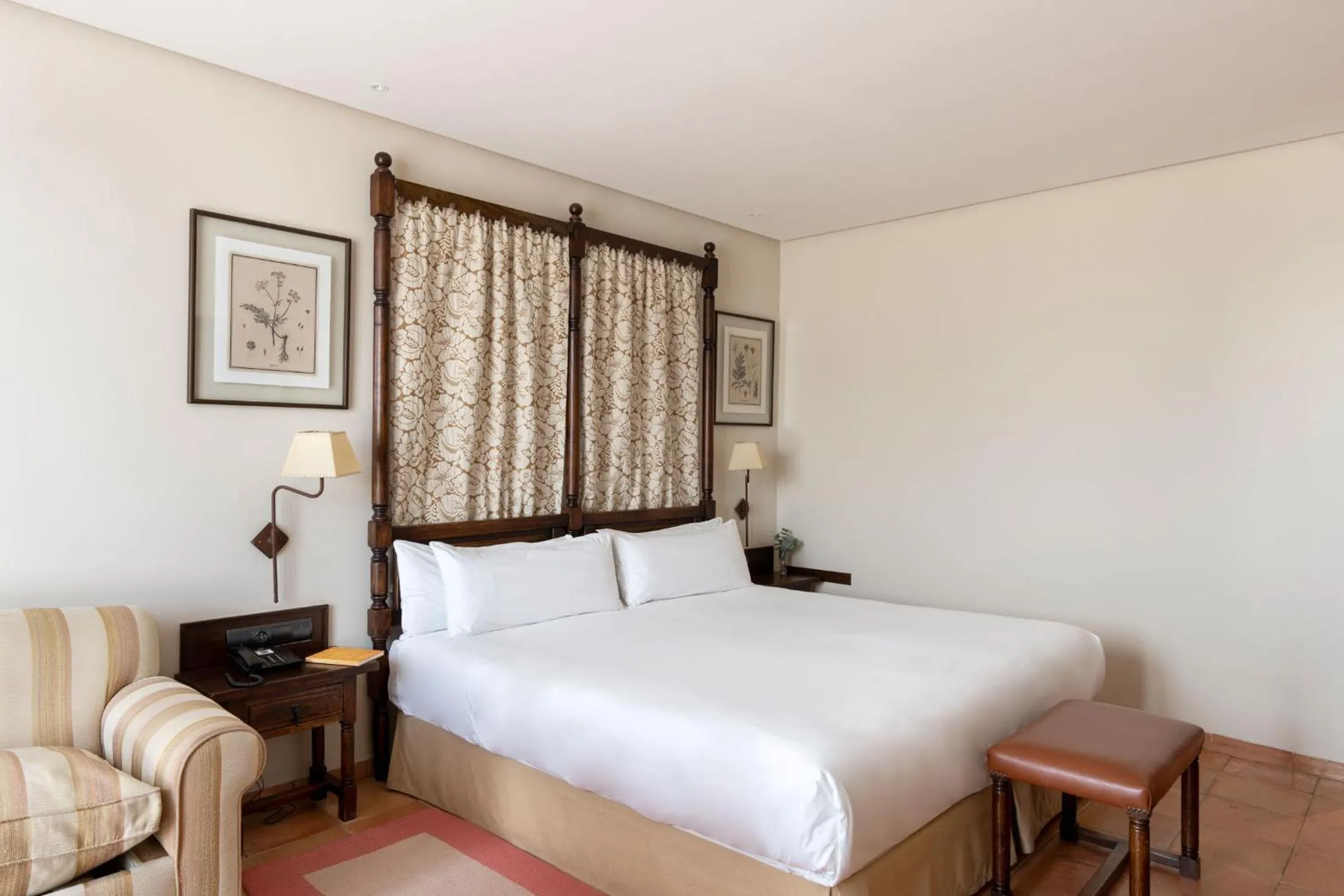 Bed in Parador de Sos del Rey Católico