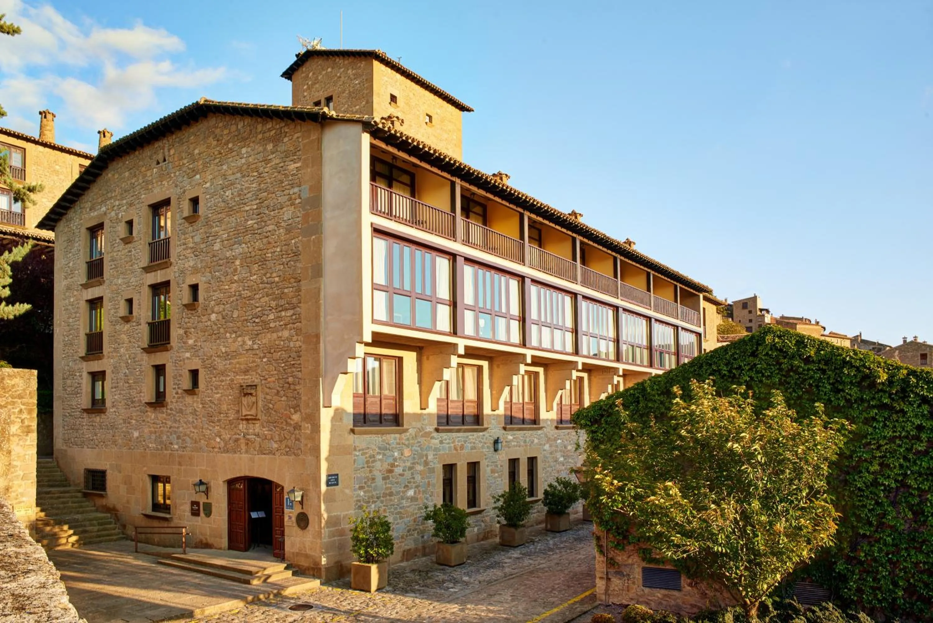 Facade/entrance in Parador de Sos del Rey Católico