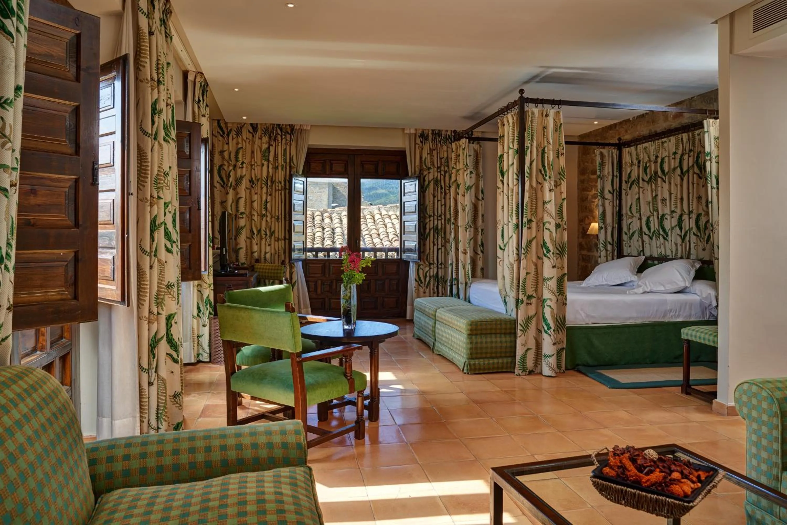 Photo of the whole room, Bed in Parador de Sos del Rey Católico