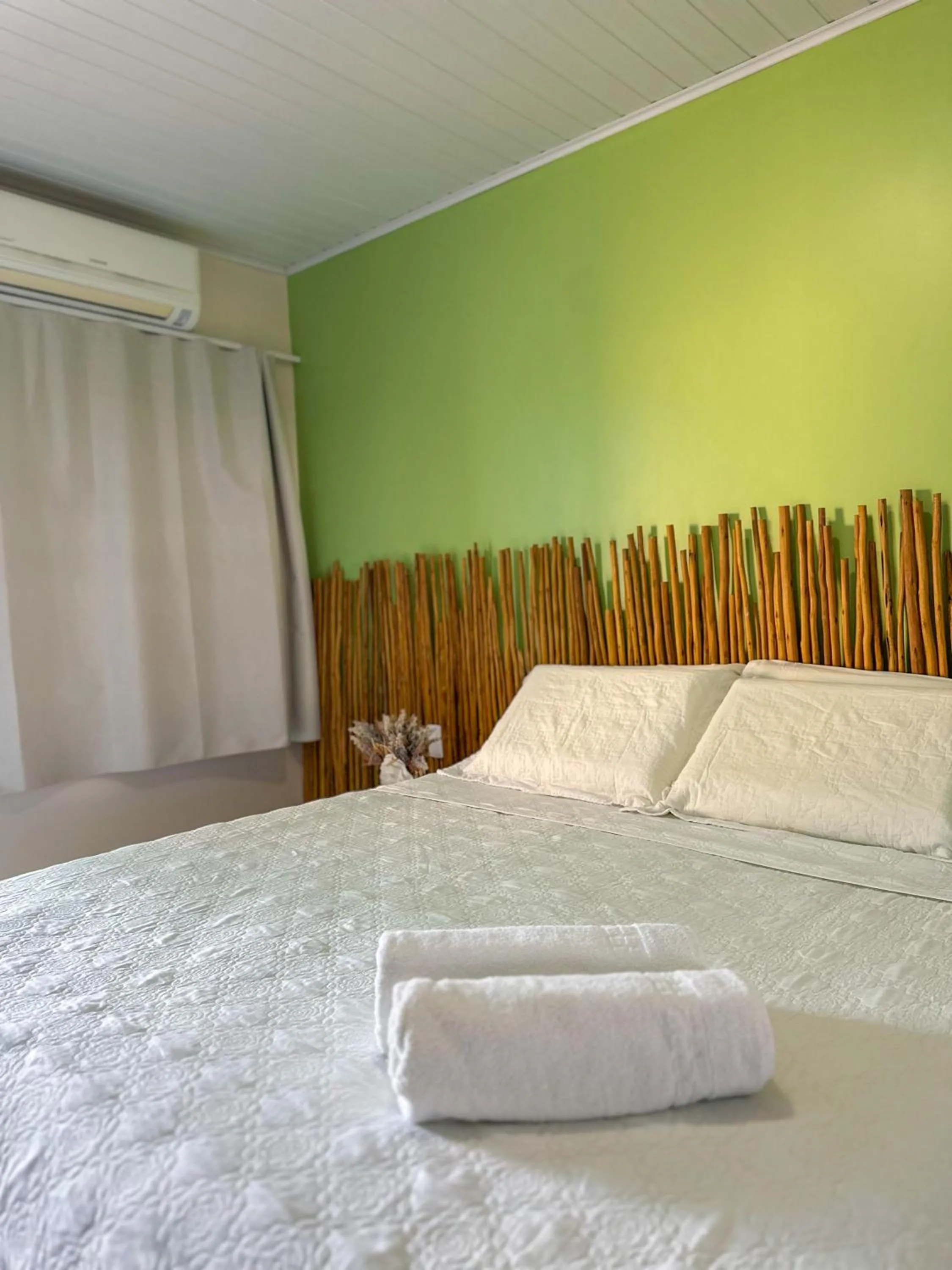 Photo of the whole room, Bed in Pousada Camburi