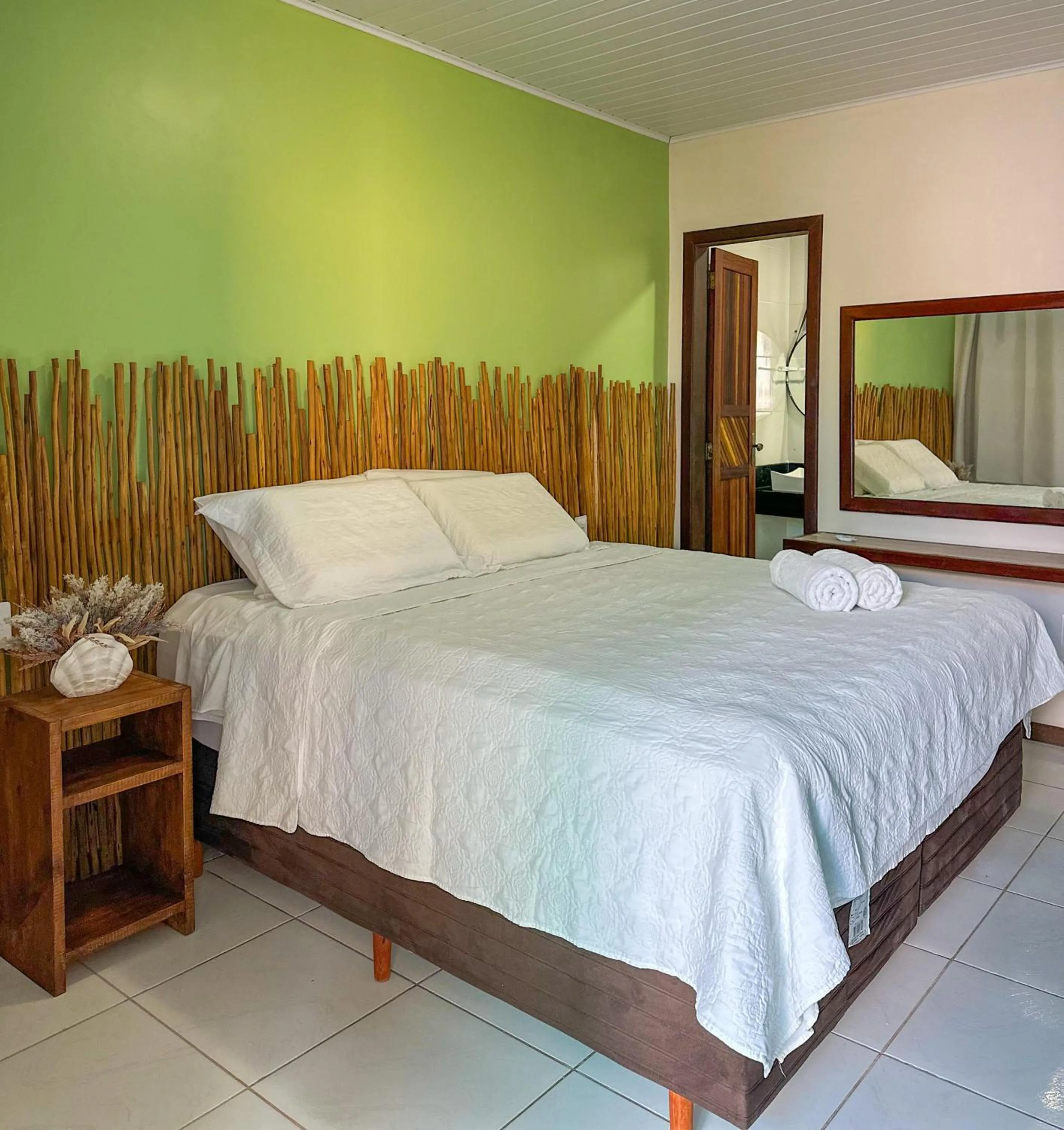 Photo of the whole room, Bed in Pousada Camburi