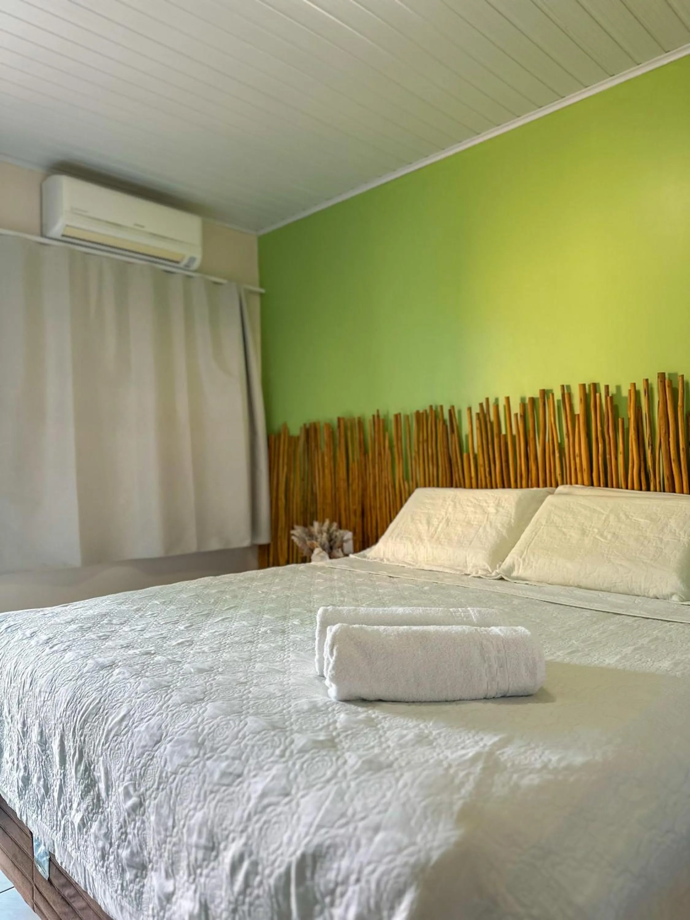 Bed in Pousada Camburi