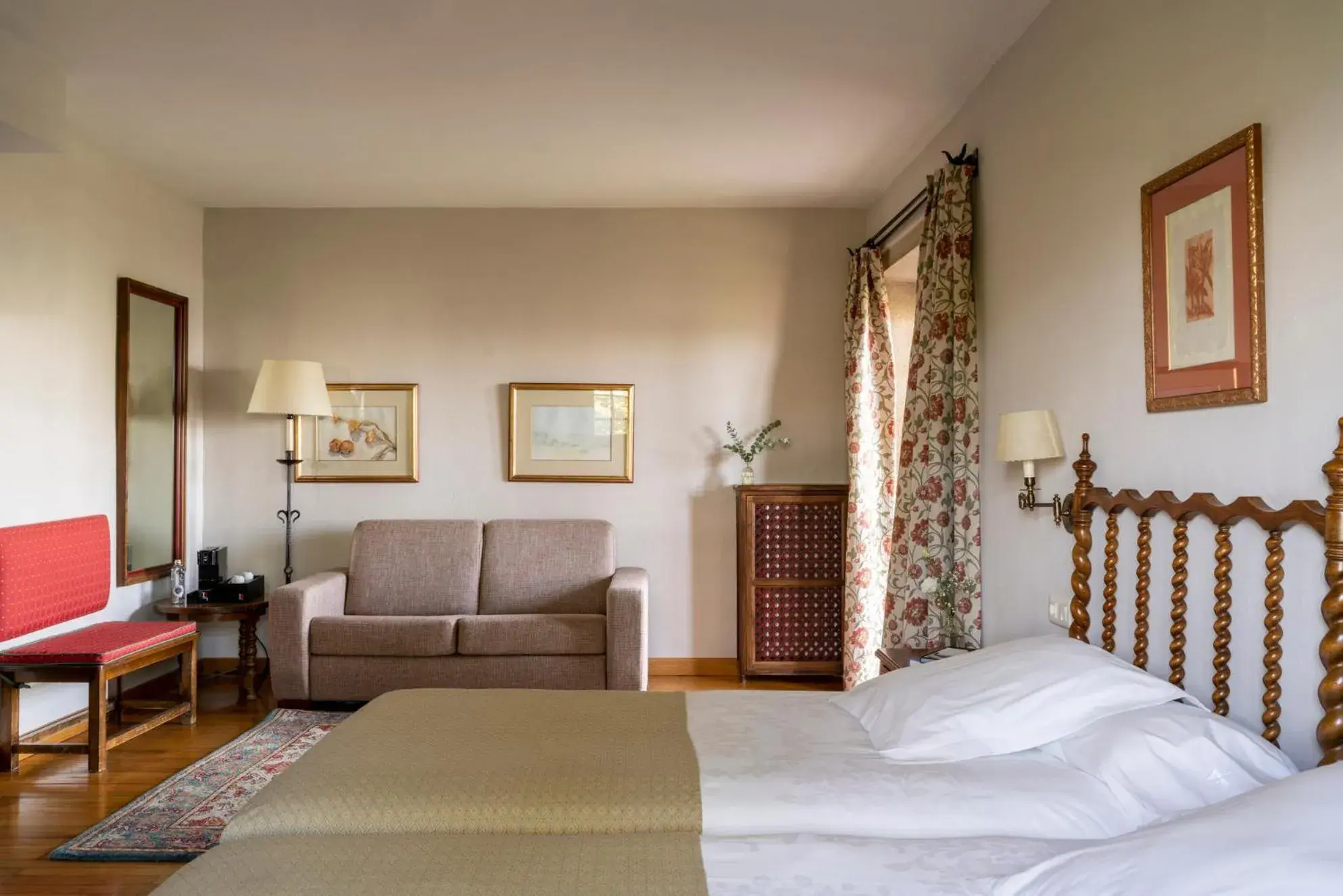 Photo of the whole room, Bed in Parador de Verín Photo of the whole room, Bed in Parador de Verín