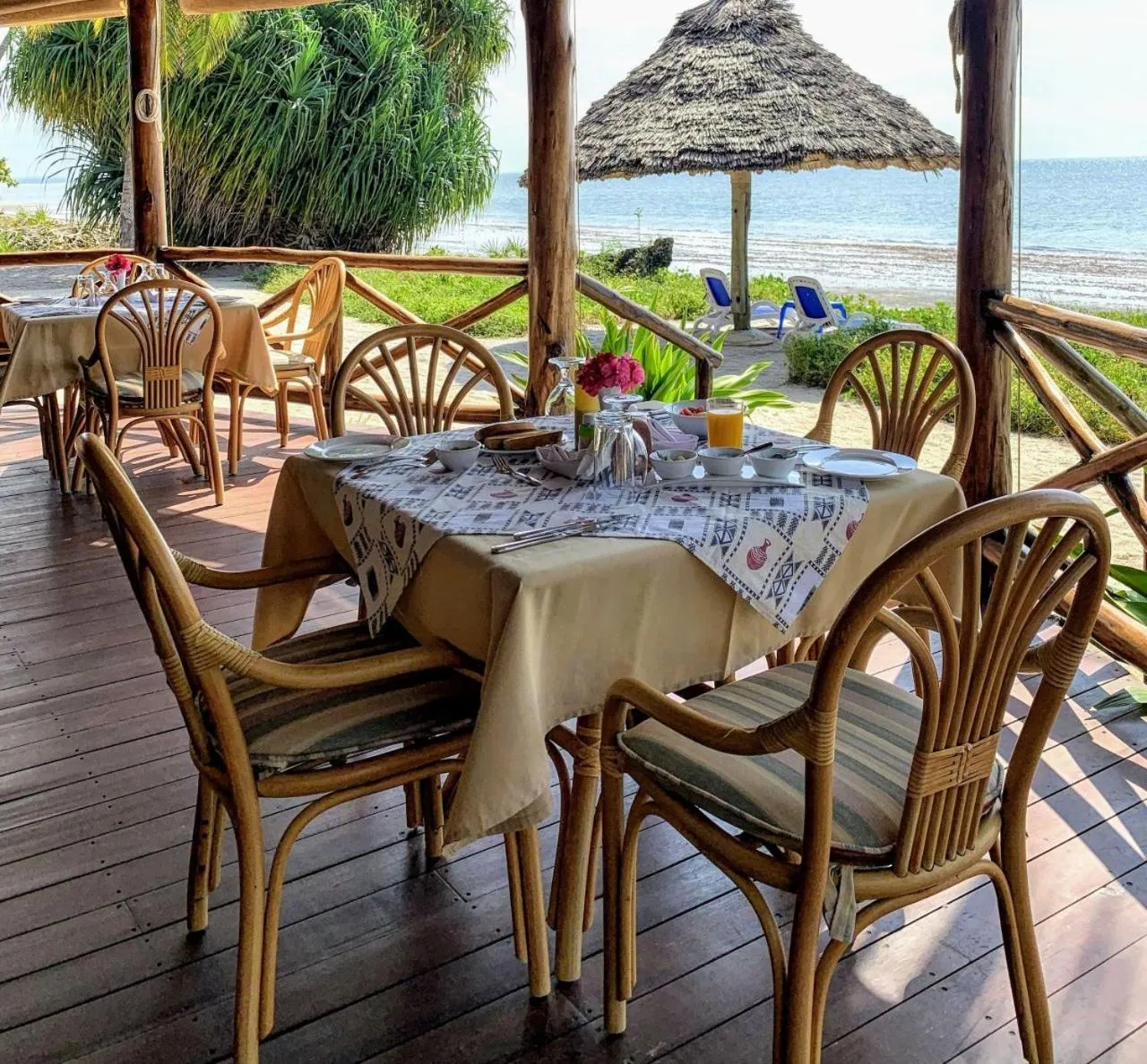 Restaurant/places to eat in Barry's Beach Resort