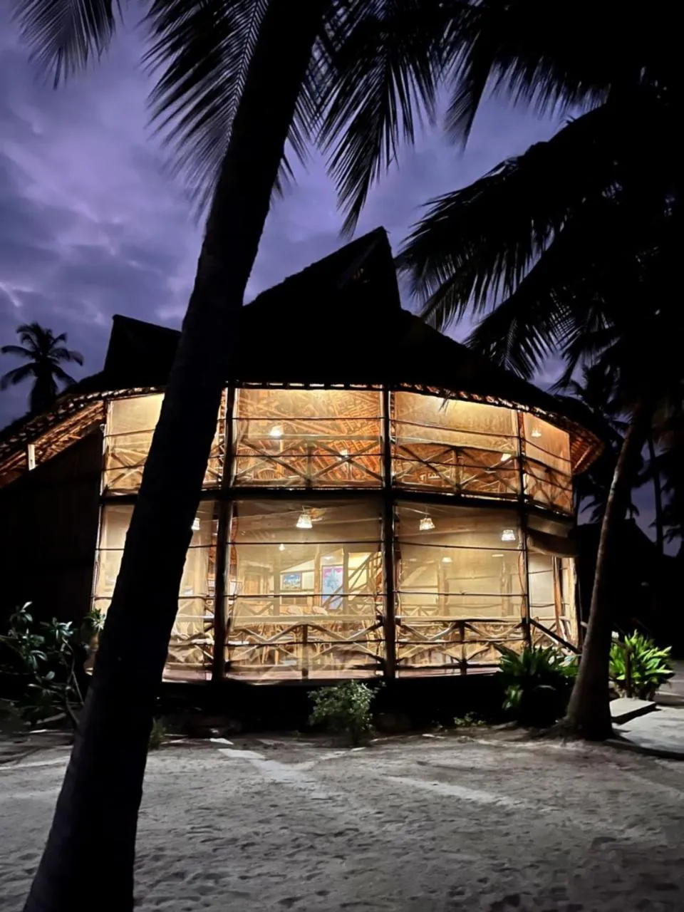 Restaurant/places to eat in Barry's Beach Resort