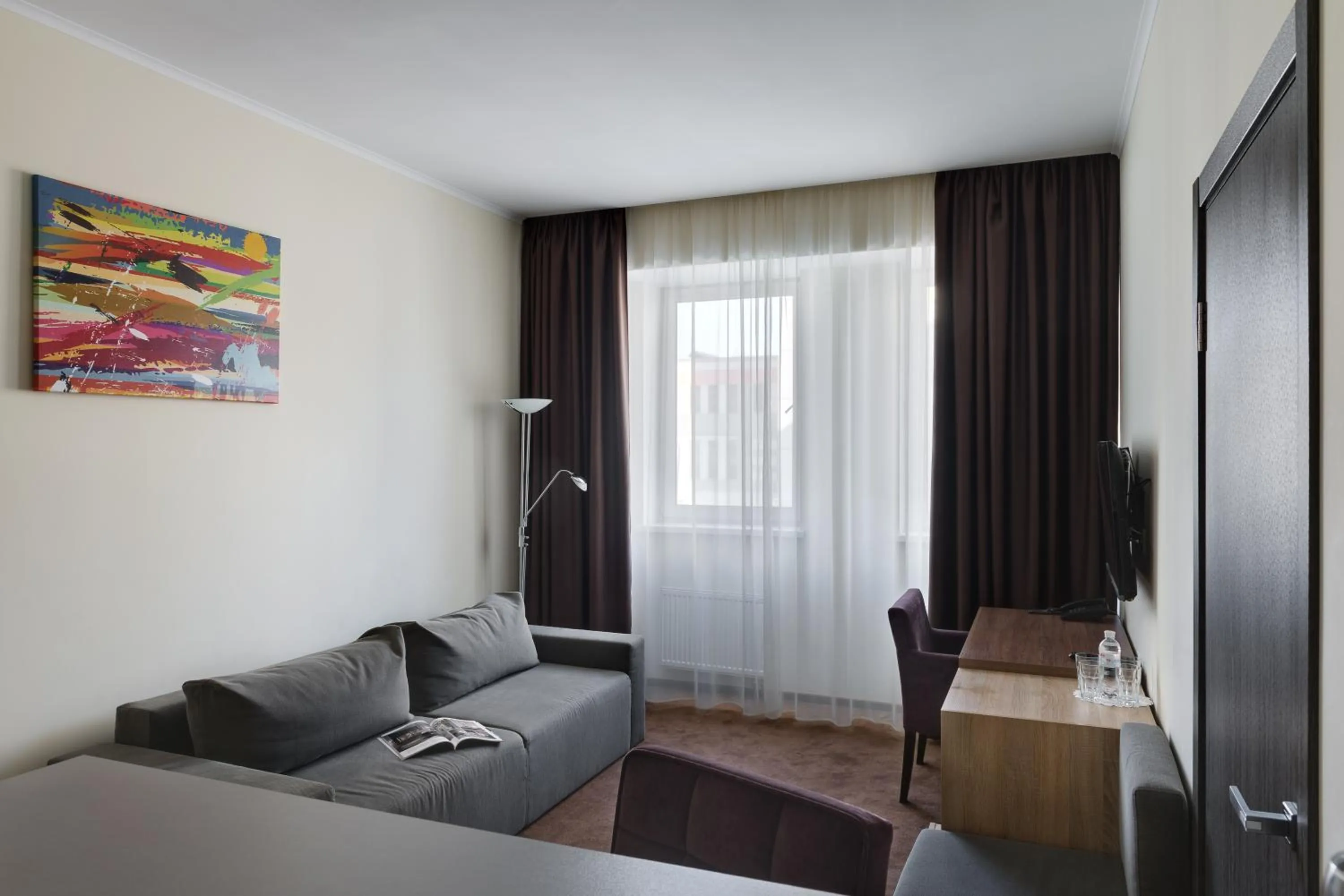 Seating area, Bed in Twin Apart Hotel