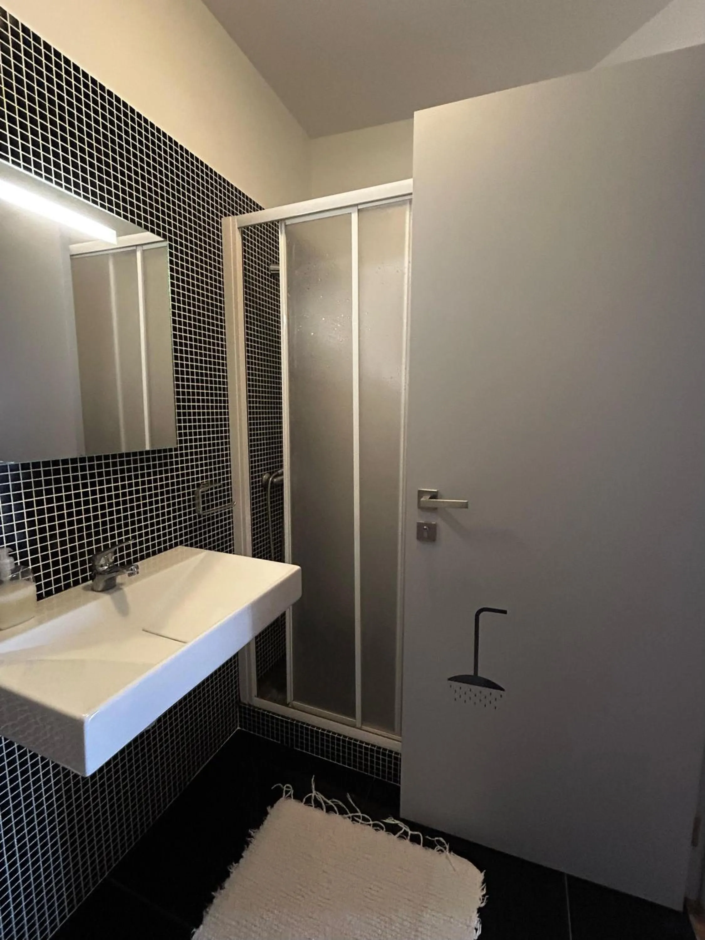 Bathroom, Bed in Hostel Rossio Alcobaça