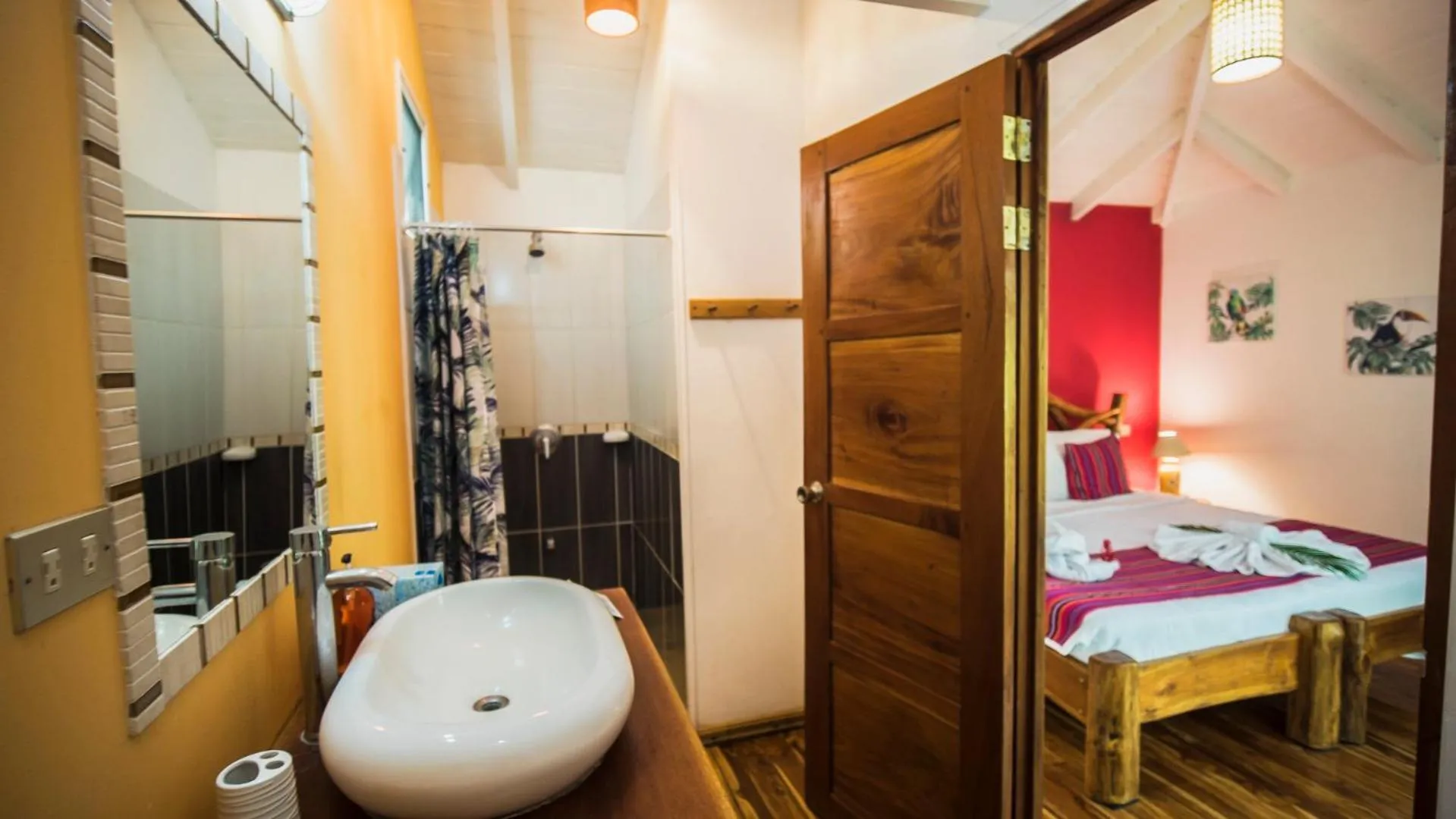 Shower, Bed in Hotel El Pequeño Gecko Verde