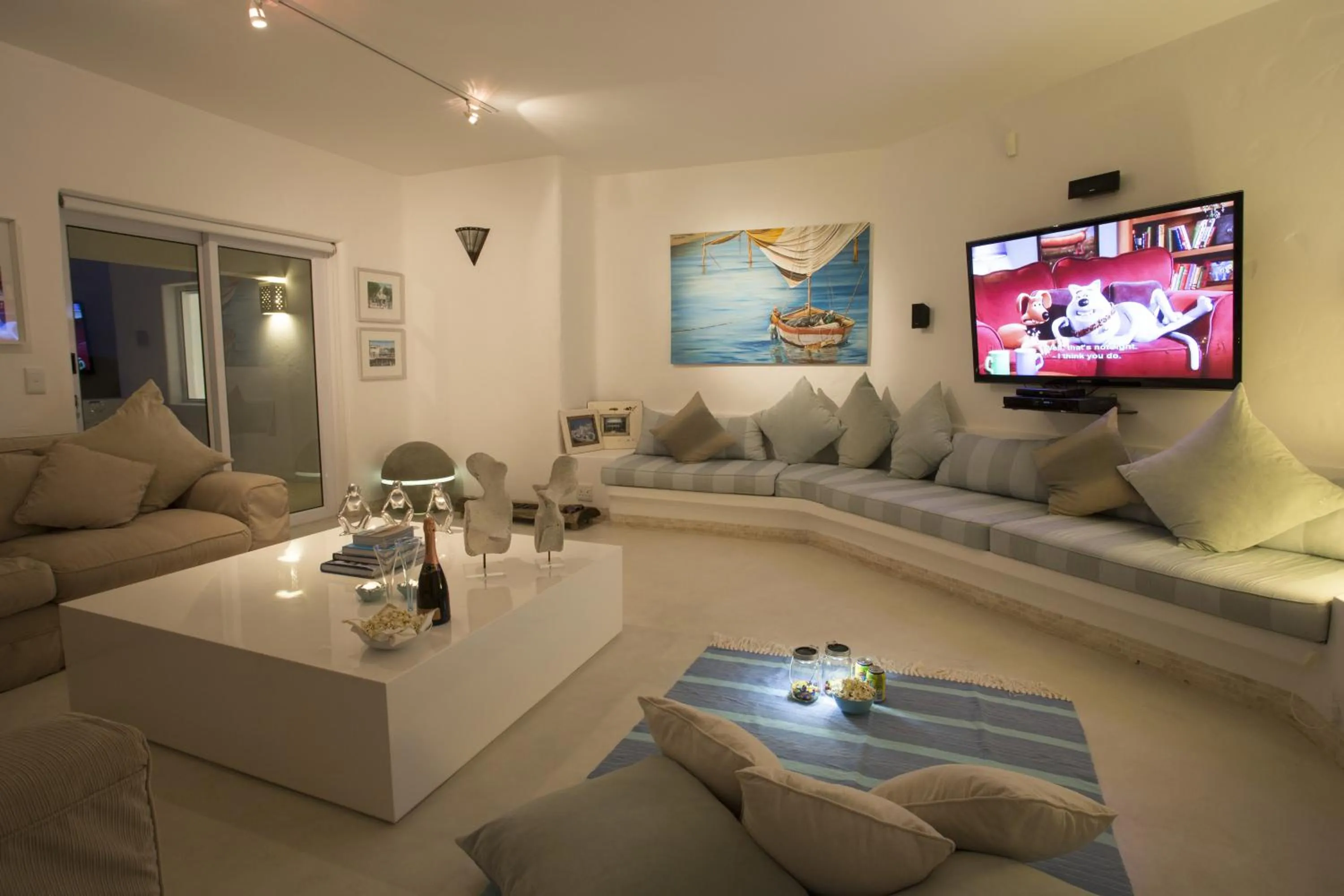 TV and multimedia in Villa Santorini