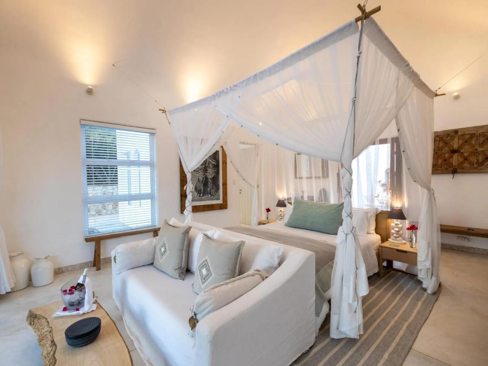 Photo of the whole room in Villa Santorini
