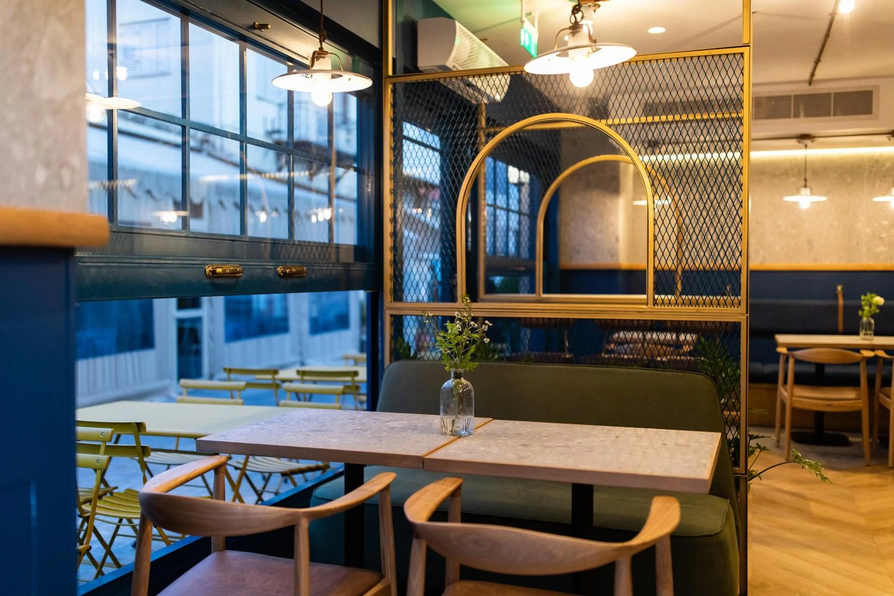 Restaurant/places to eat in Old Port Hotel