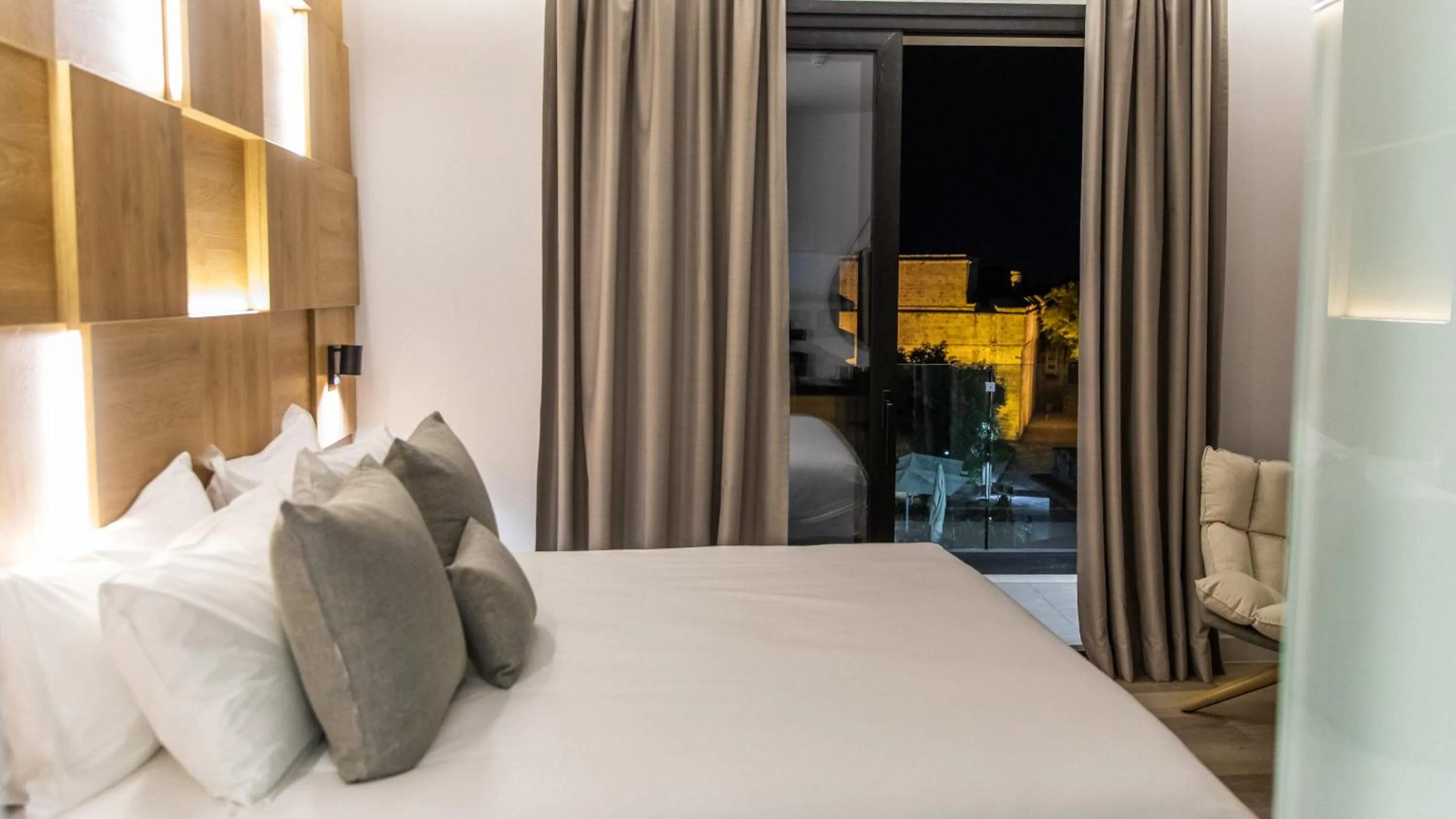 Nearby landmark, Bed in Old Port Hotel