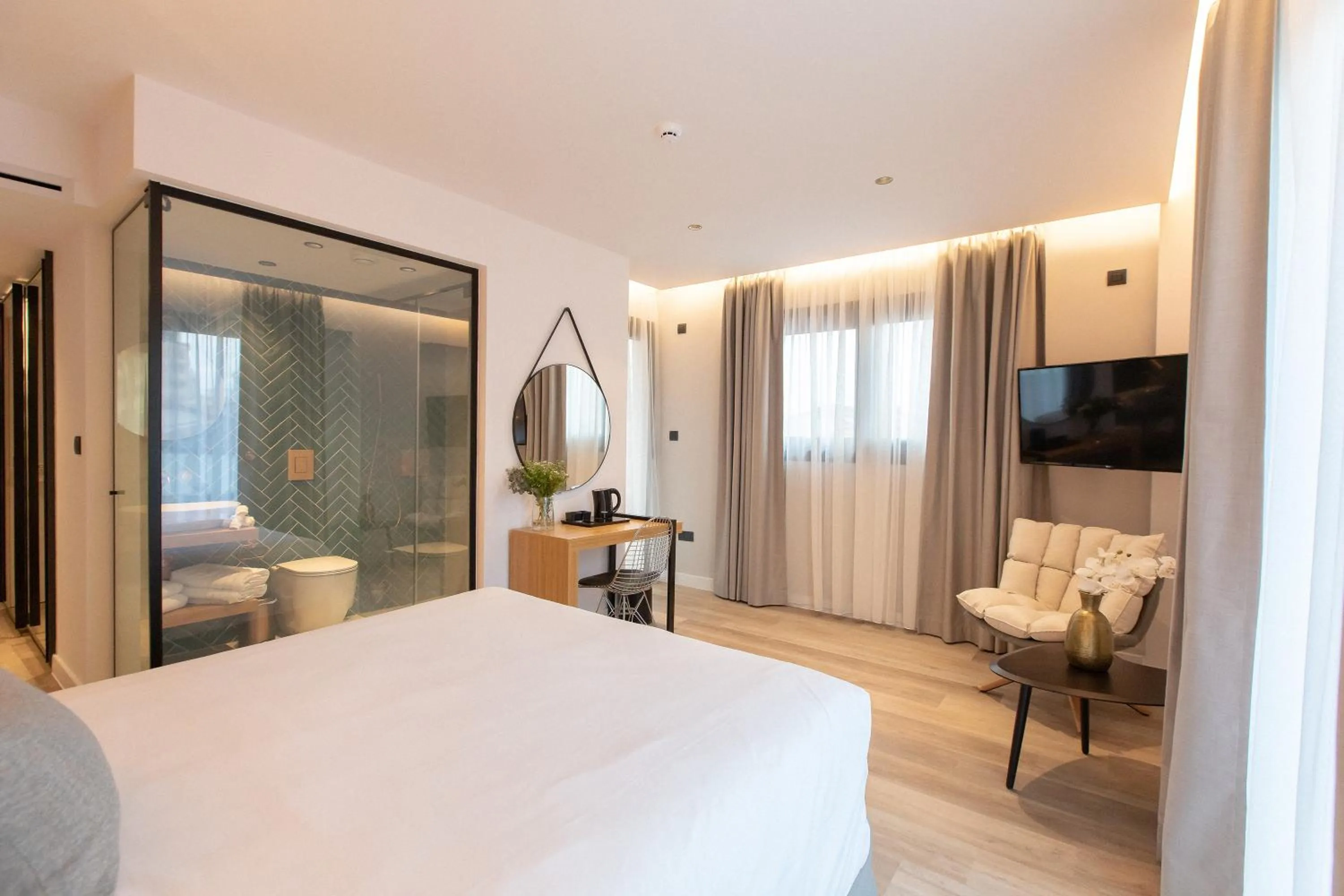 Shower, Bed in Old Port Hotel