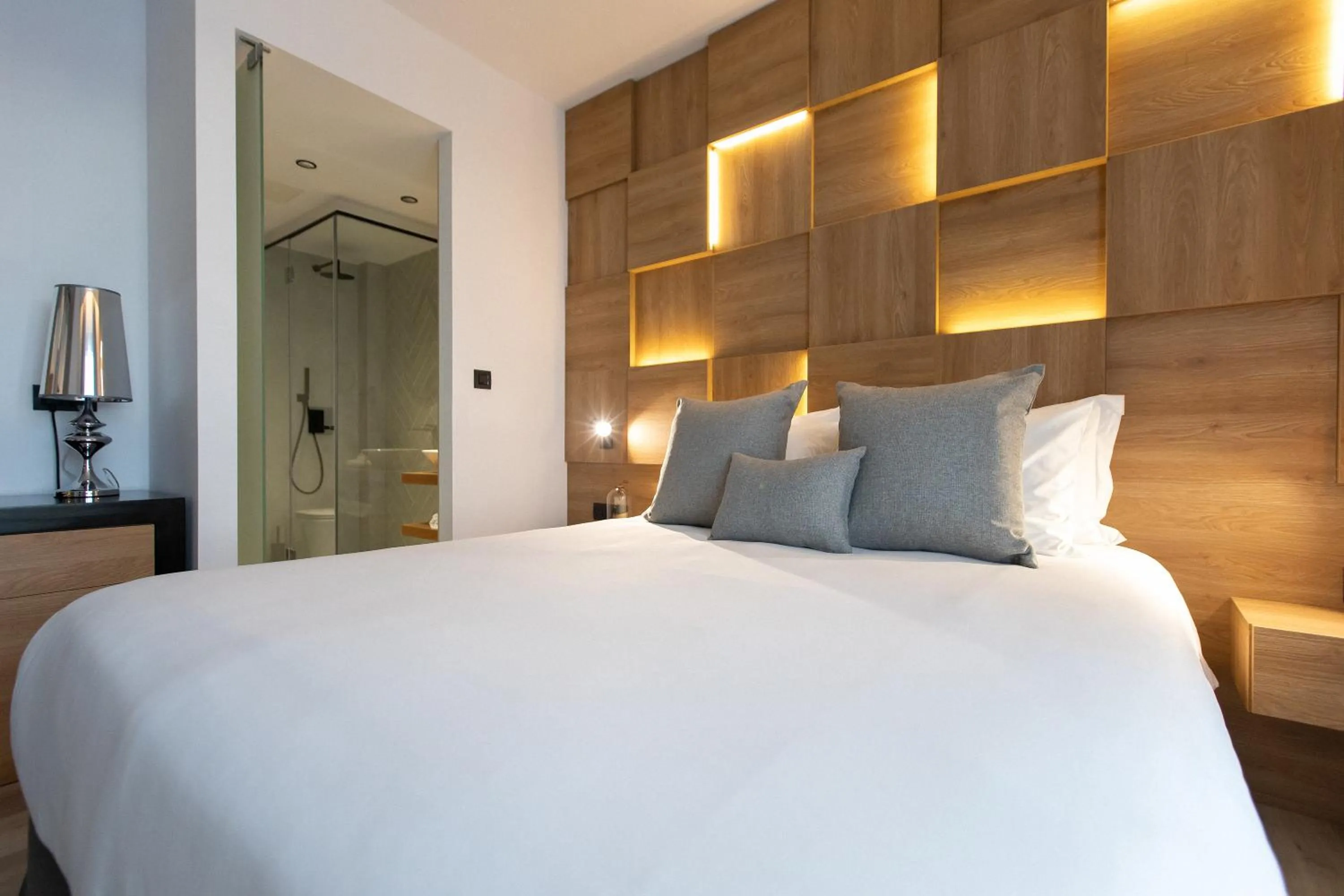 Shower, Bed in Old Port Hotel