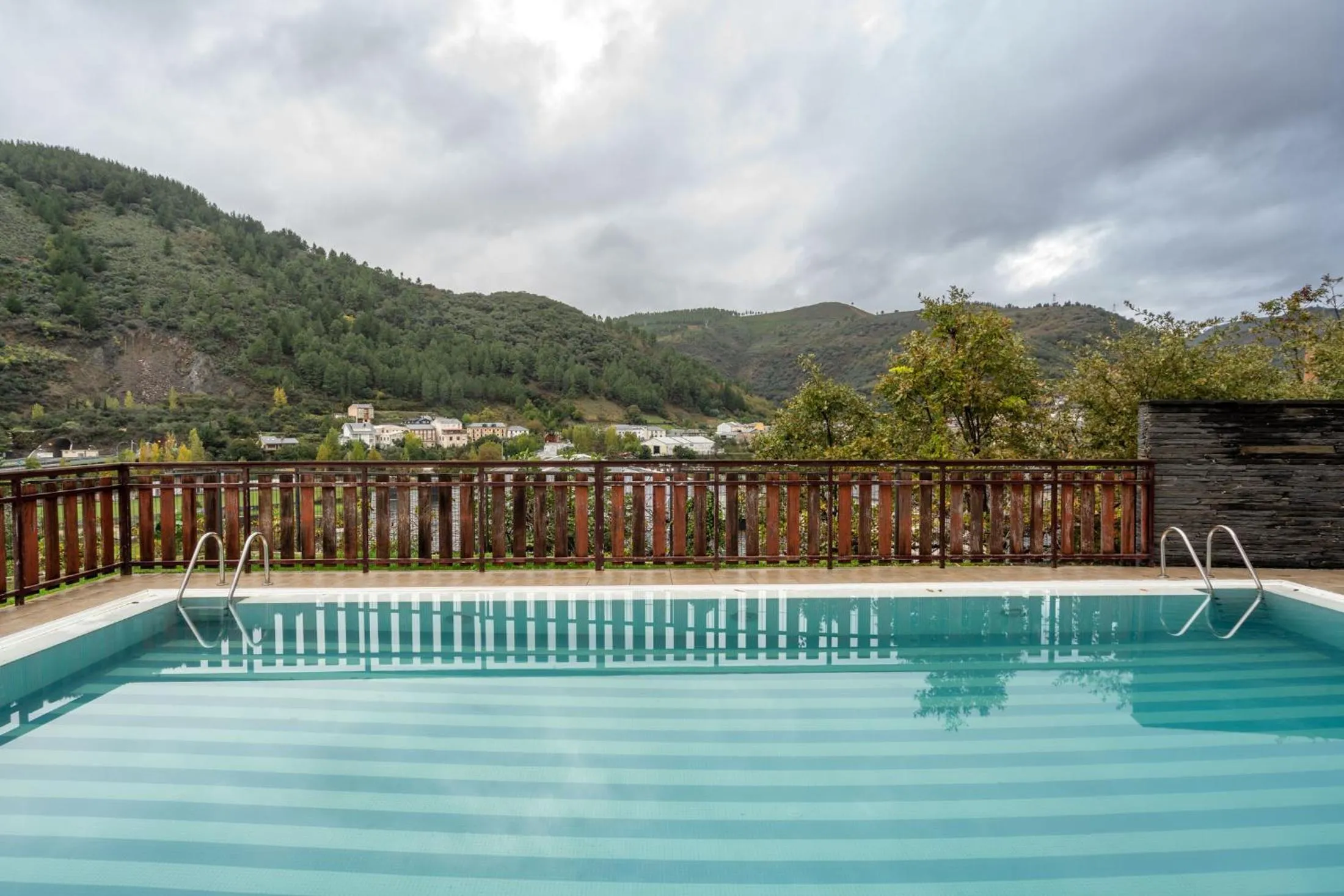 Swimming pool in Parador de Villafranca del Bierzo