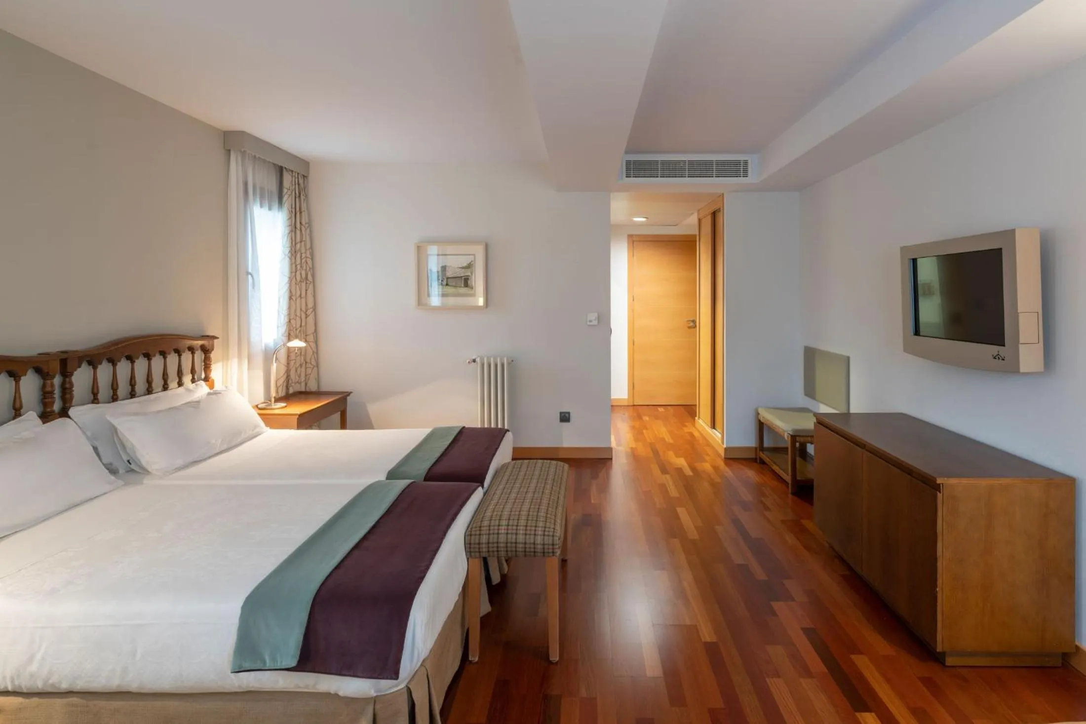 Photo of the whole room, Bed in Parador de Villafranca del Bierzo