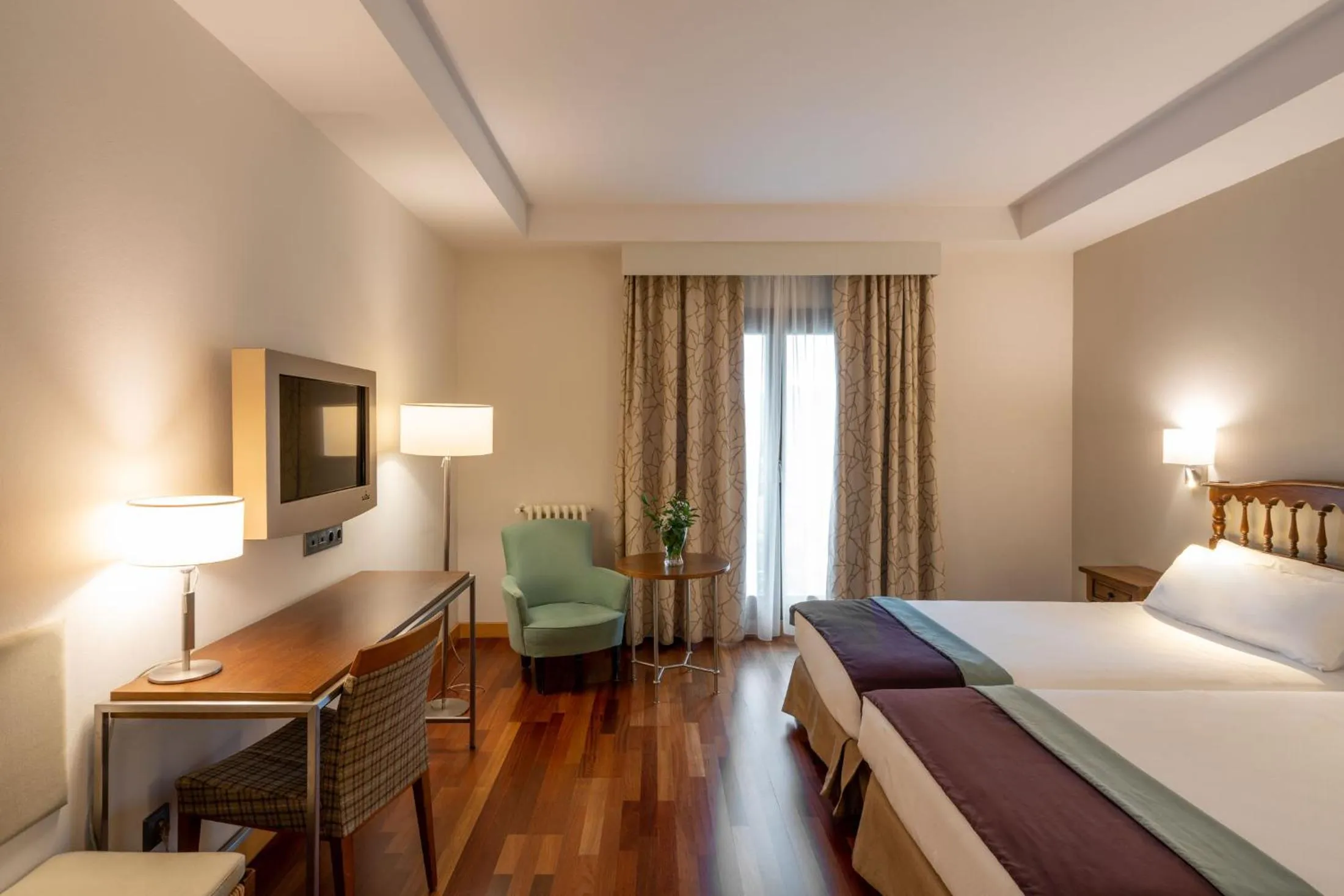 Photo of the whole room, Bed in Parador de Villafranca del Bierzo