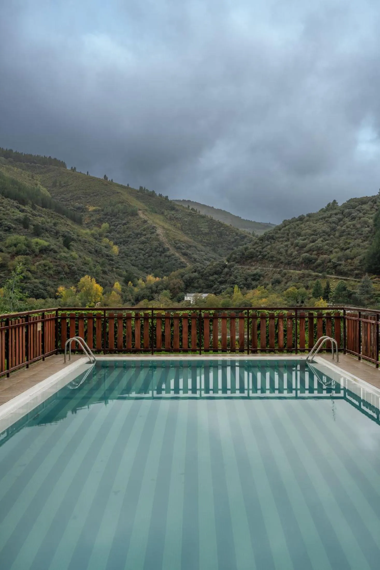 Pool view in Parador de Villafranca del Bierzo