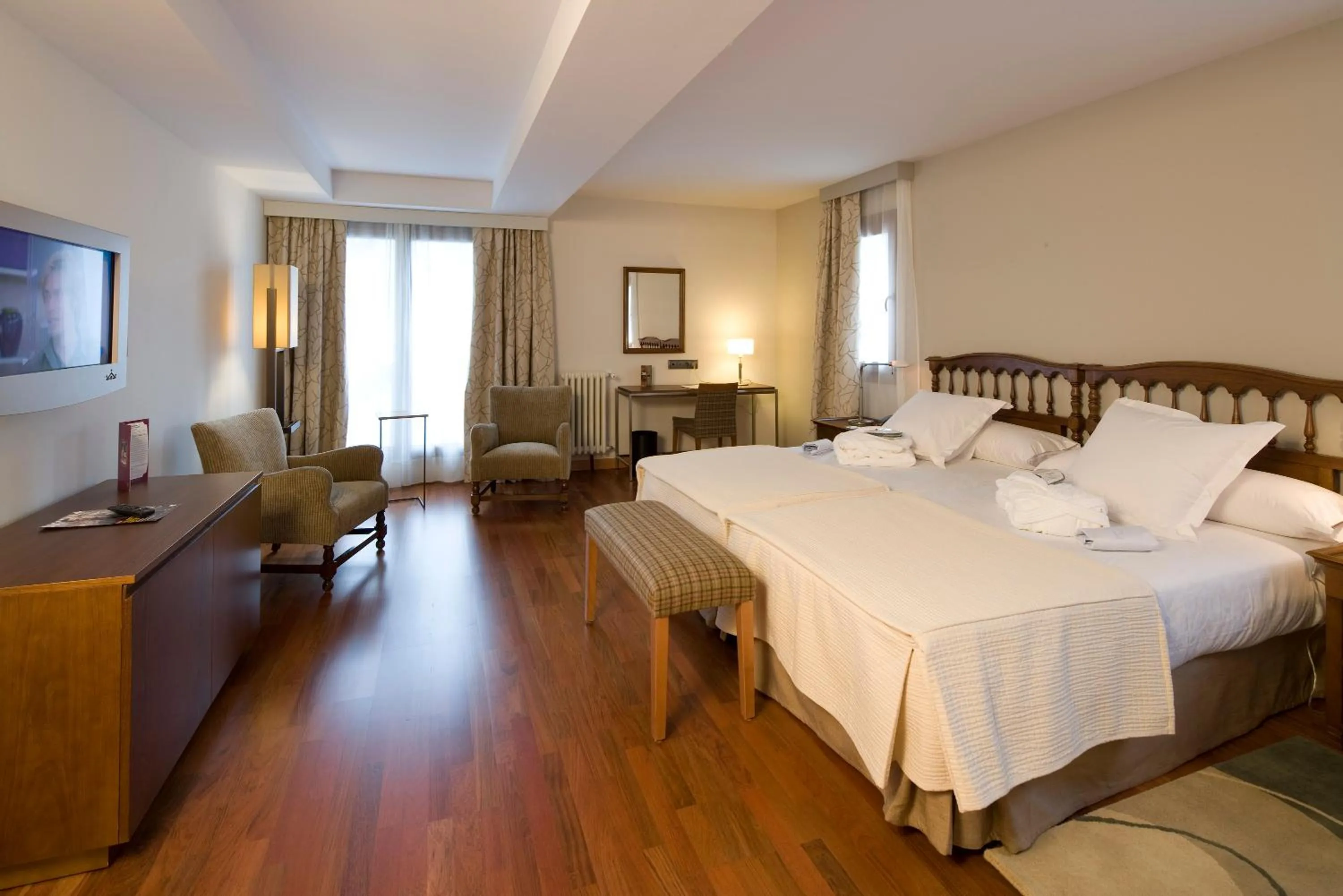Photo of the whole room, Bed in Parador de Villafranca del Bierzo