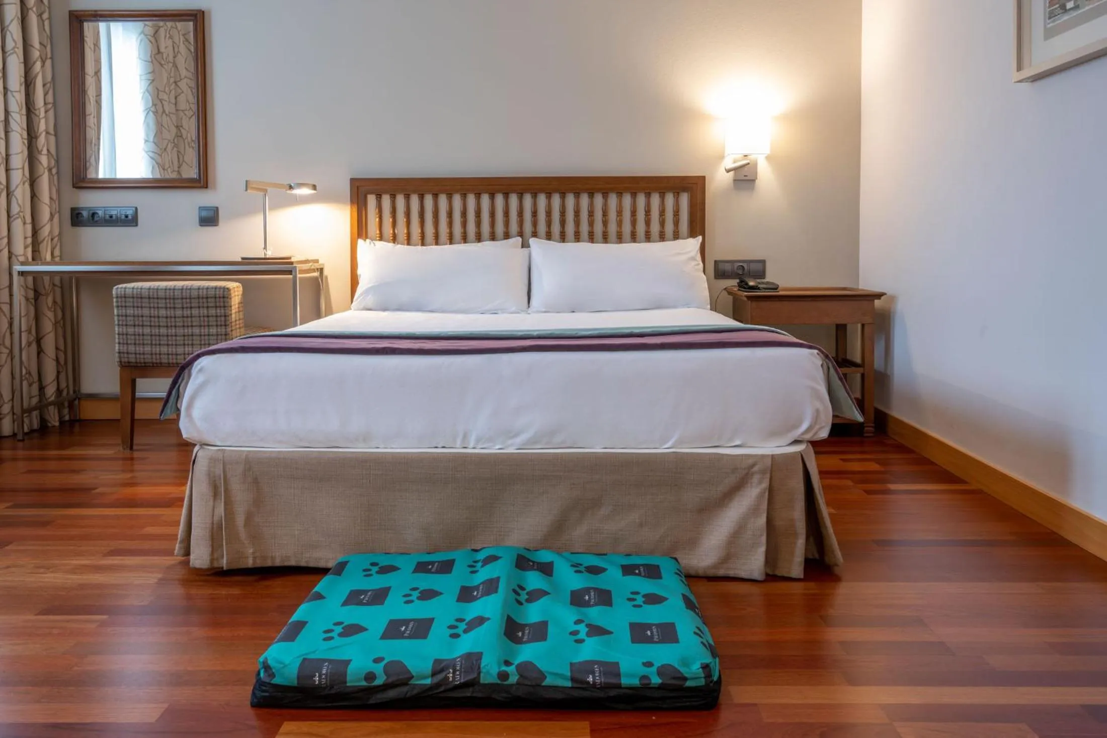 Photo of the whole room, Bed in Parador de Villafranca del Bierzo