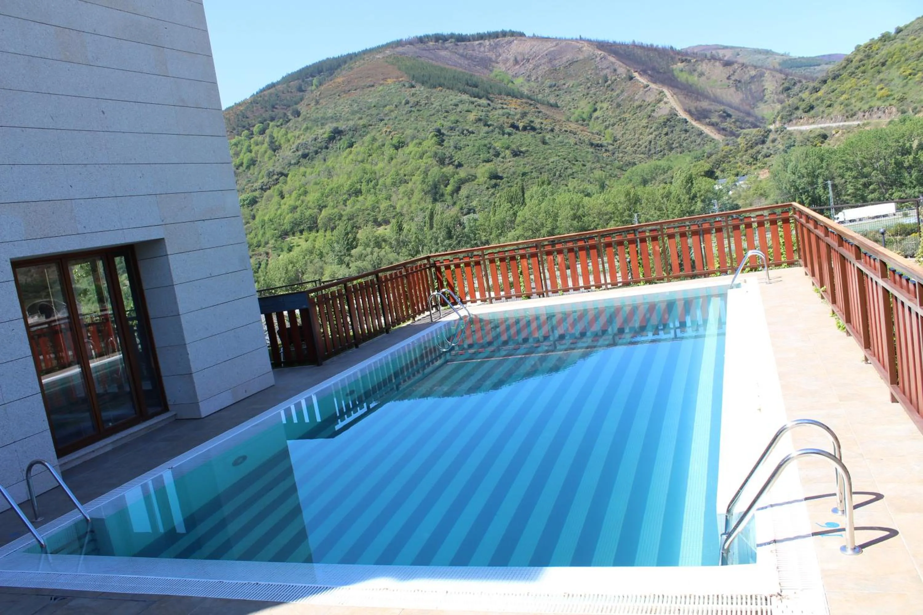 Swimming pool in Parador de Villafranca del Bierzo