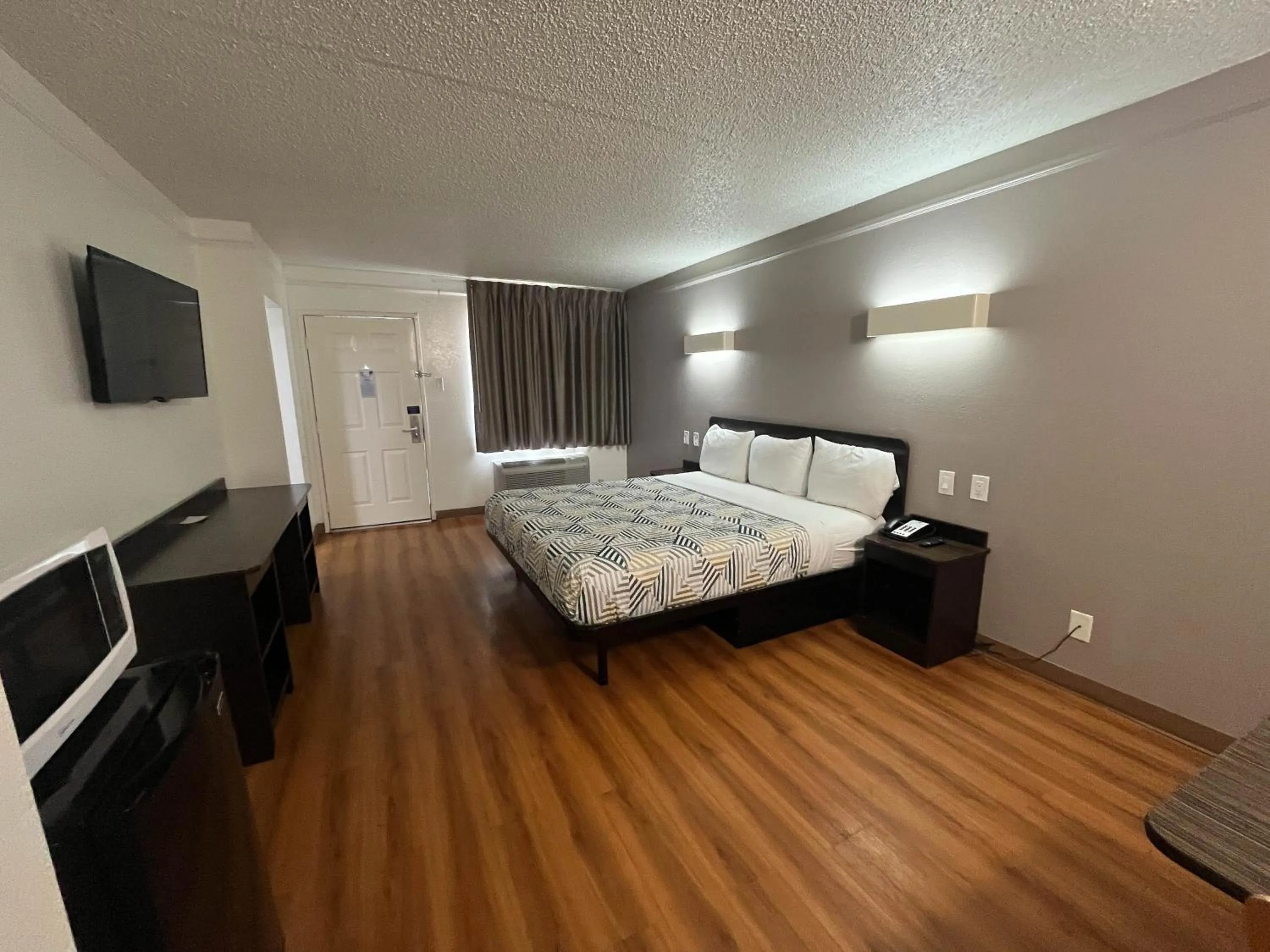 Bed in Studio 6 Suites Euless, TX – DFW West