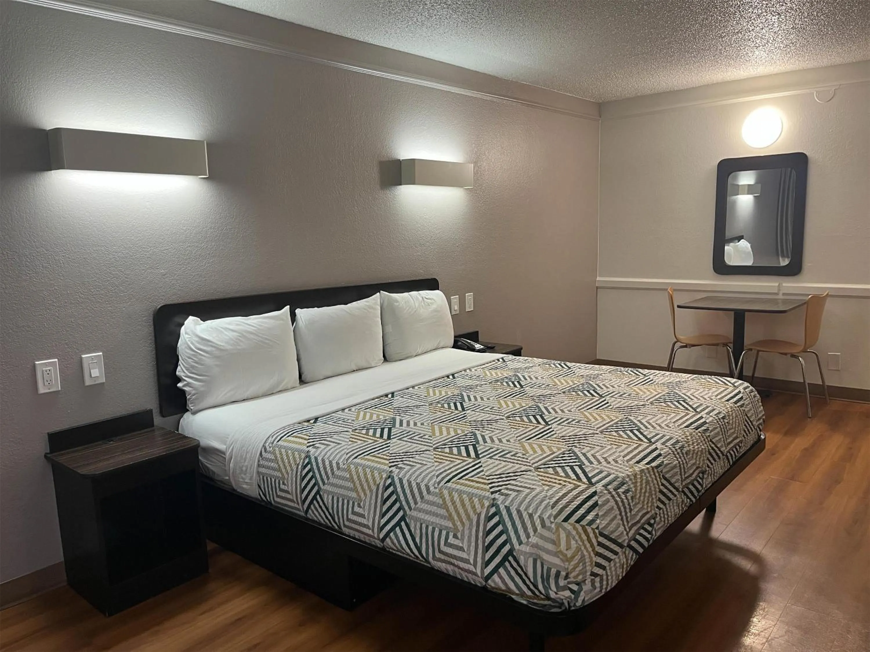 Photo of the whole room, Bed in Studio 6 Suites Euless, TX – DFW West
