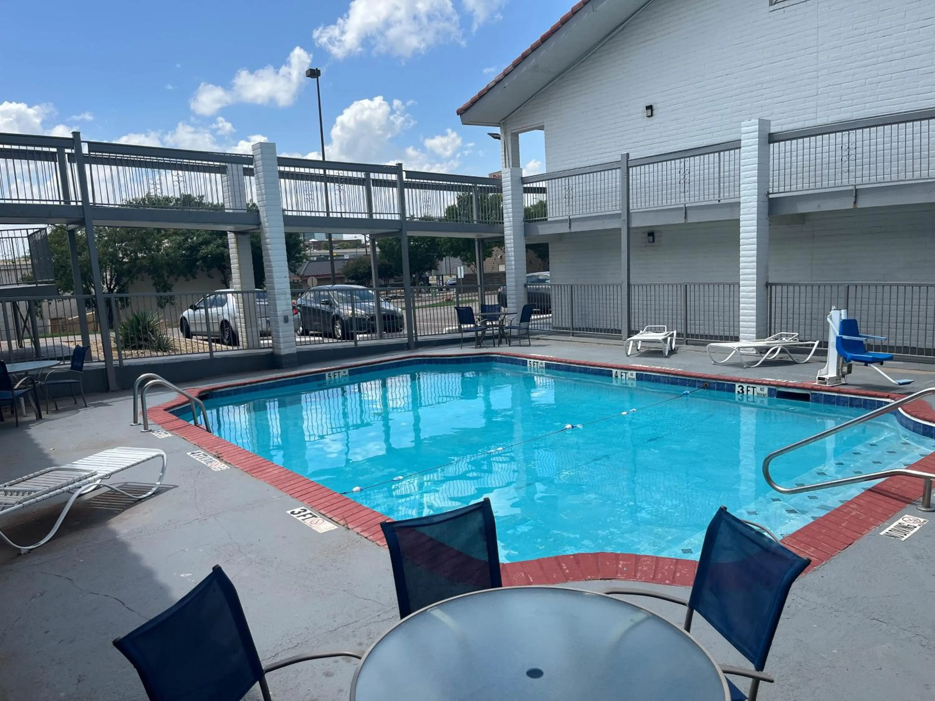 Swimming pool in Studio 6 Suites Euless, TX – DFW West