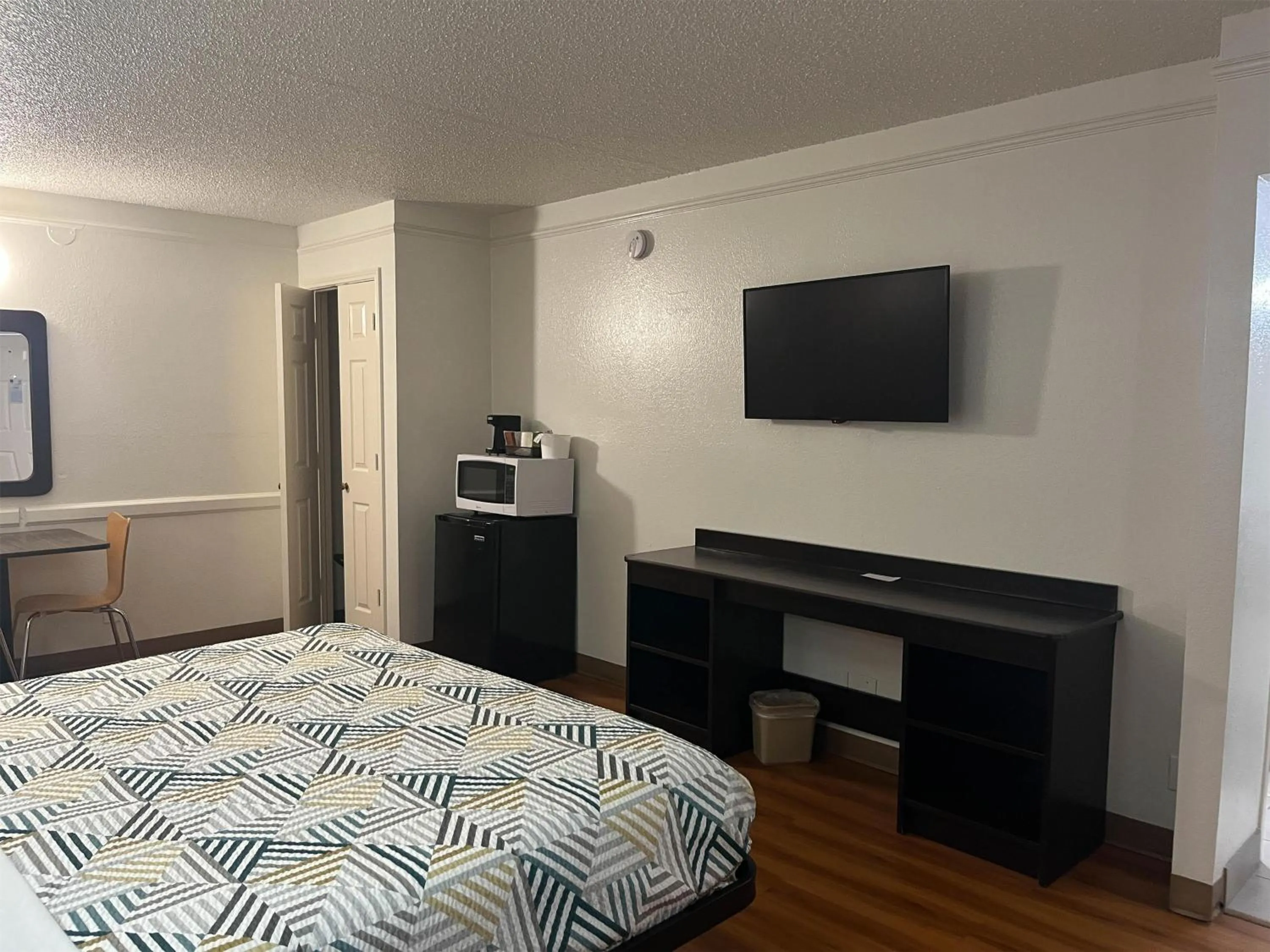 Photo of the whole room, Bed in Studio 6 Suites Euless, TX – DFW West