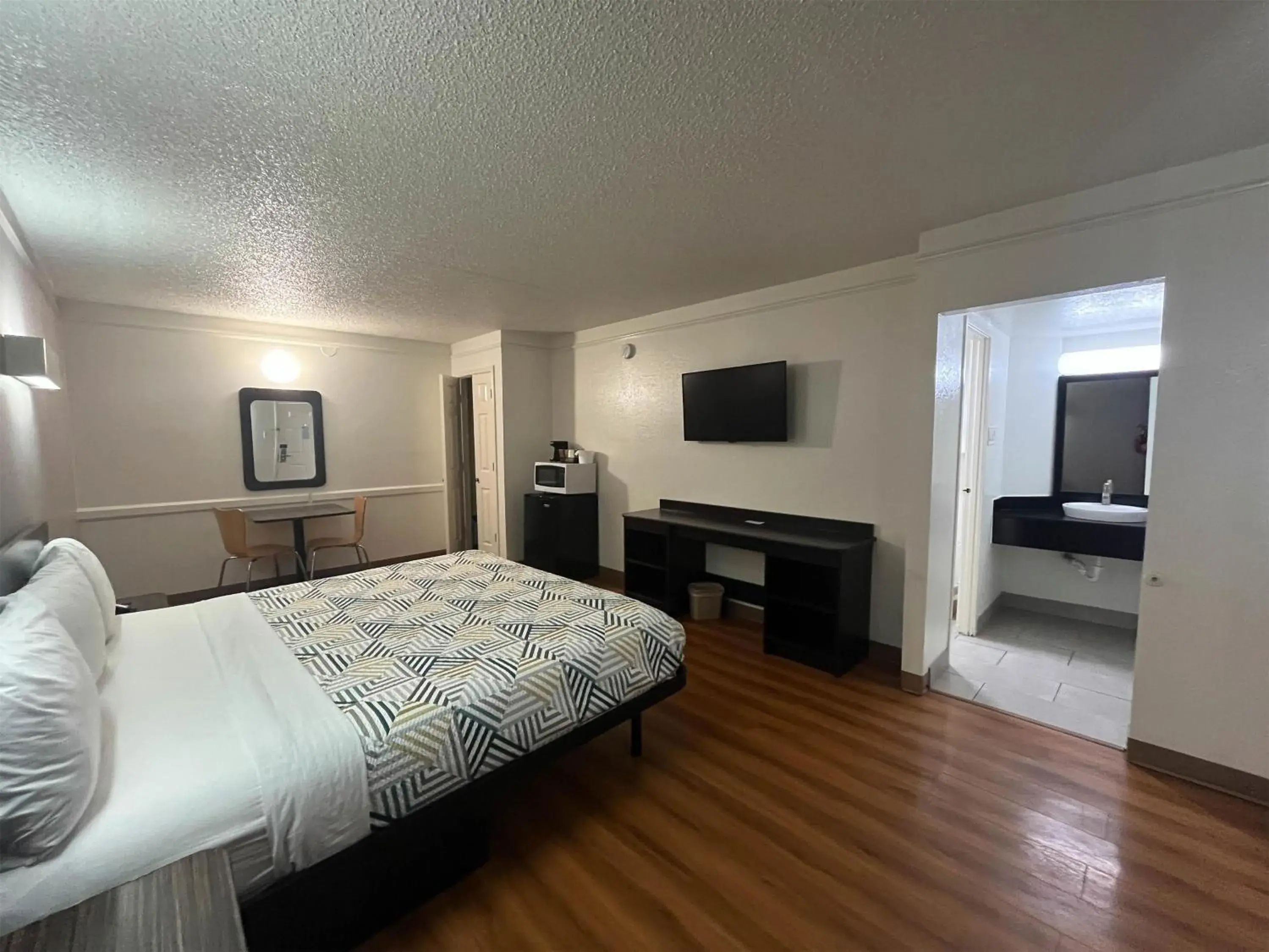 King Room - Disability Access - Non-Smoking in Studio 6 Suites Euless, TX – DFW West King Room - Disability Access - Non-Smoking in Studio 6 Suites Euless, TX – DFW West