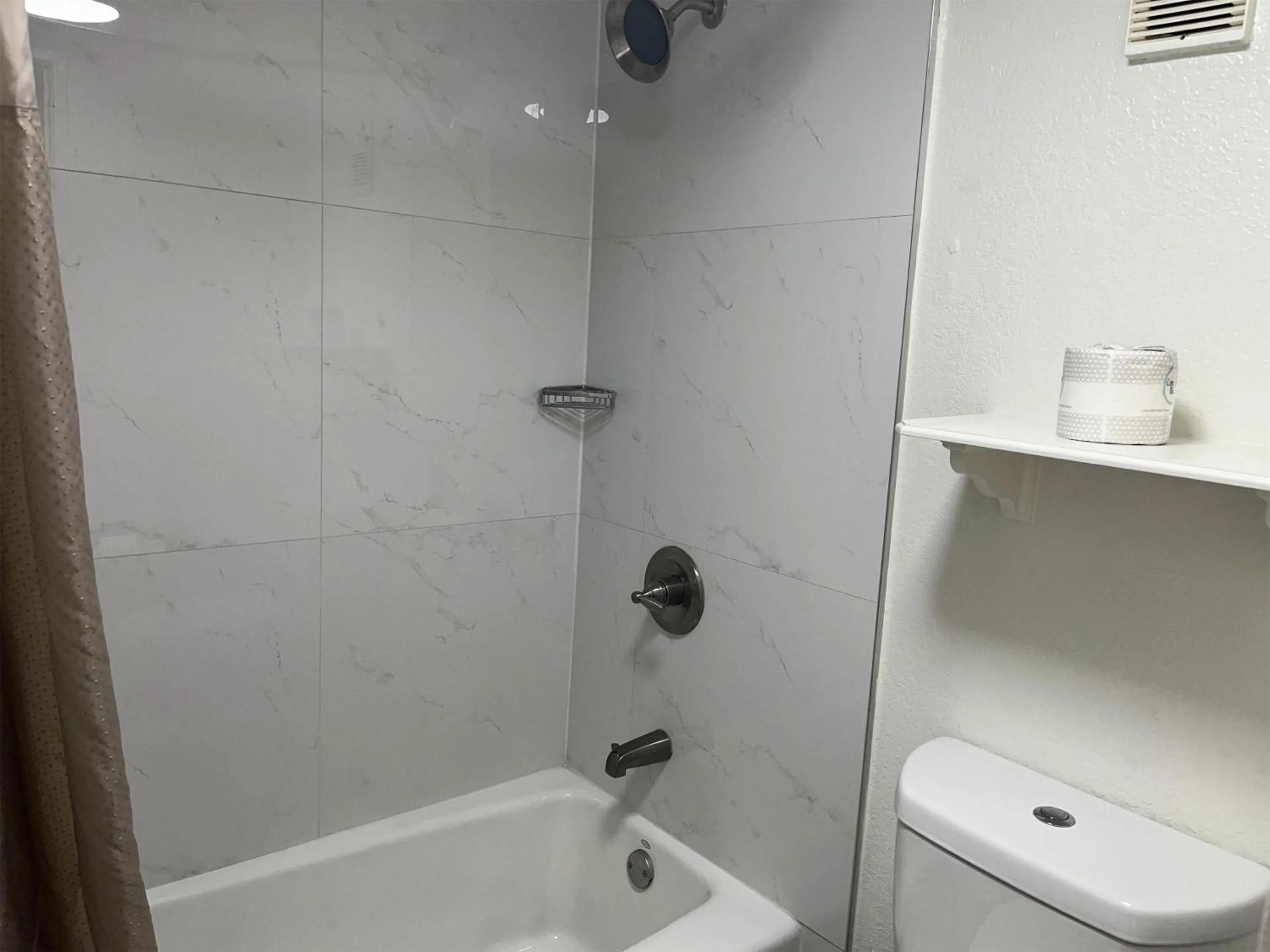 Bathroom in Studio 6 Suites Euless, TX – DFW West