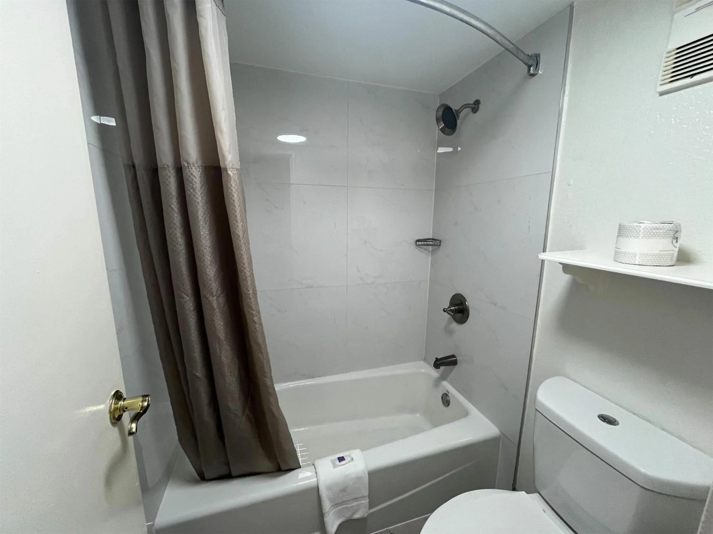 Bathroom in Studio 6 Suites Euless, TX – DFW West