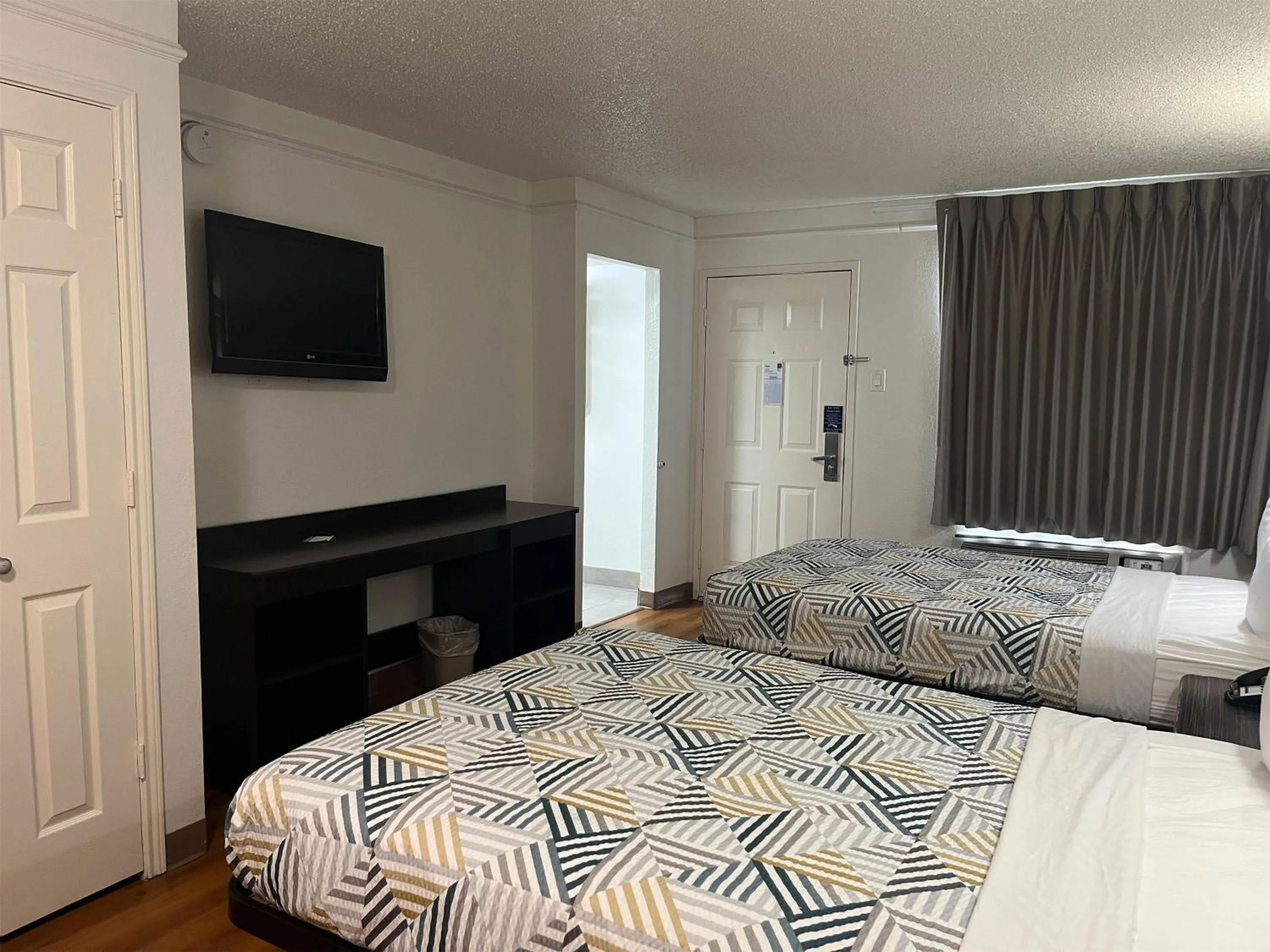 Photo of the whole room, Bed in Studio 6 Suites Euless, TX – DFW West