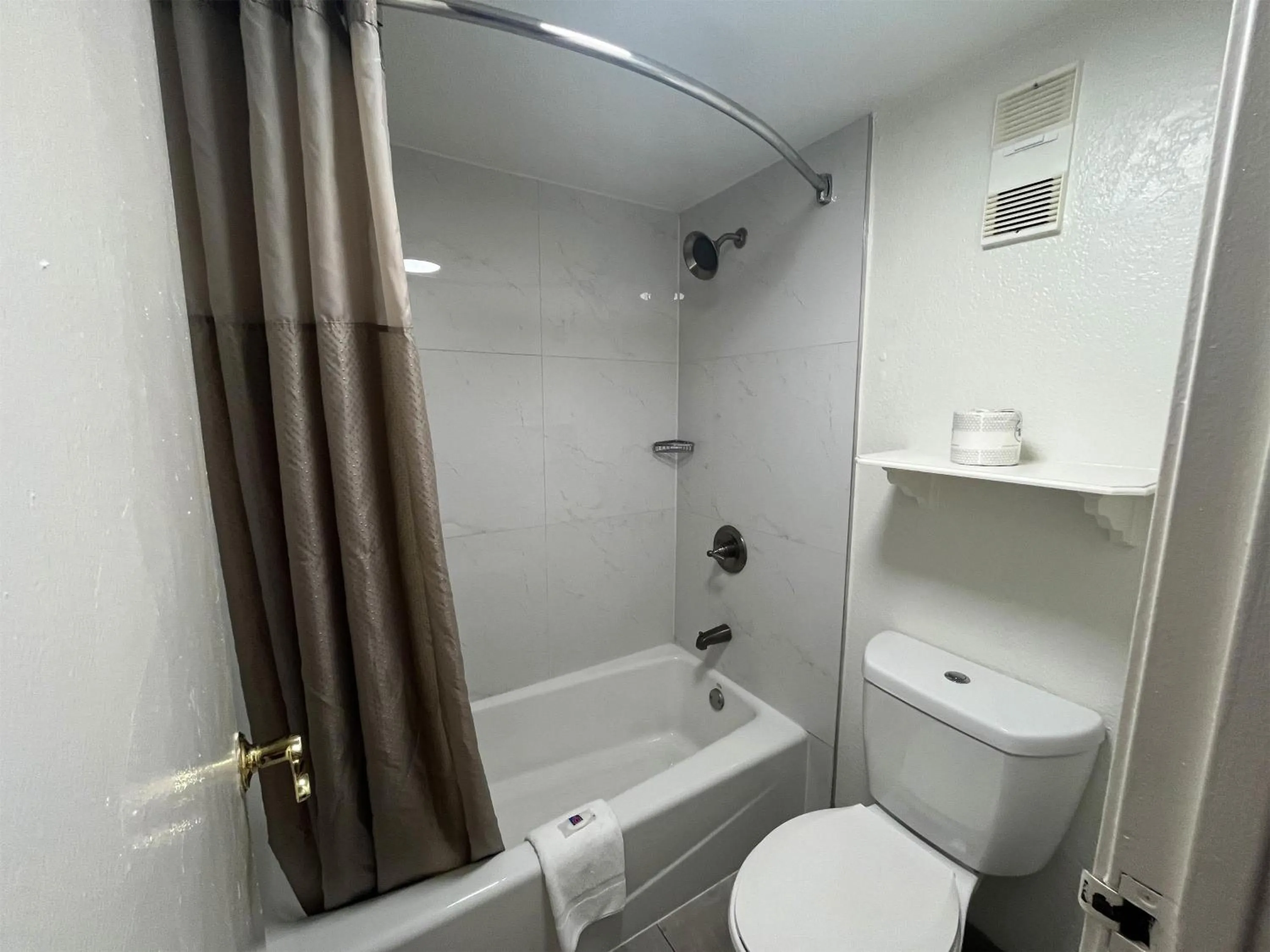Bathroom in Studio 6 Suites Euless, TX – DFW West